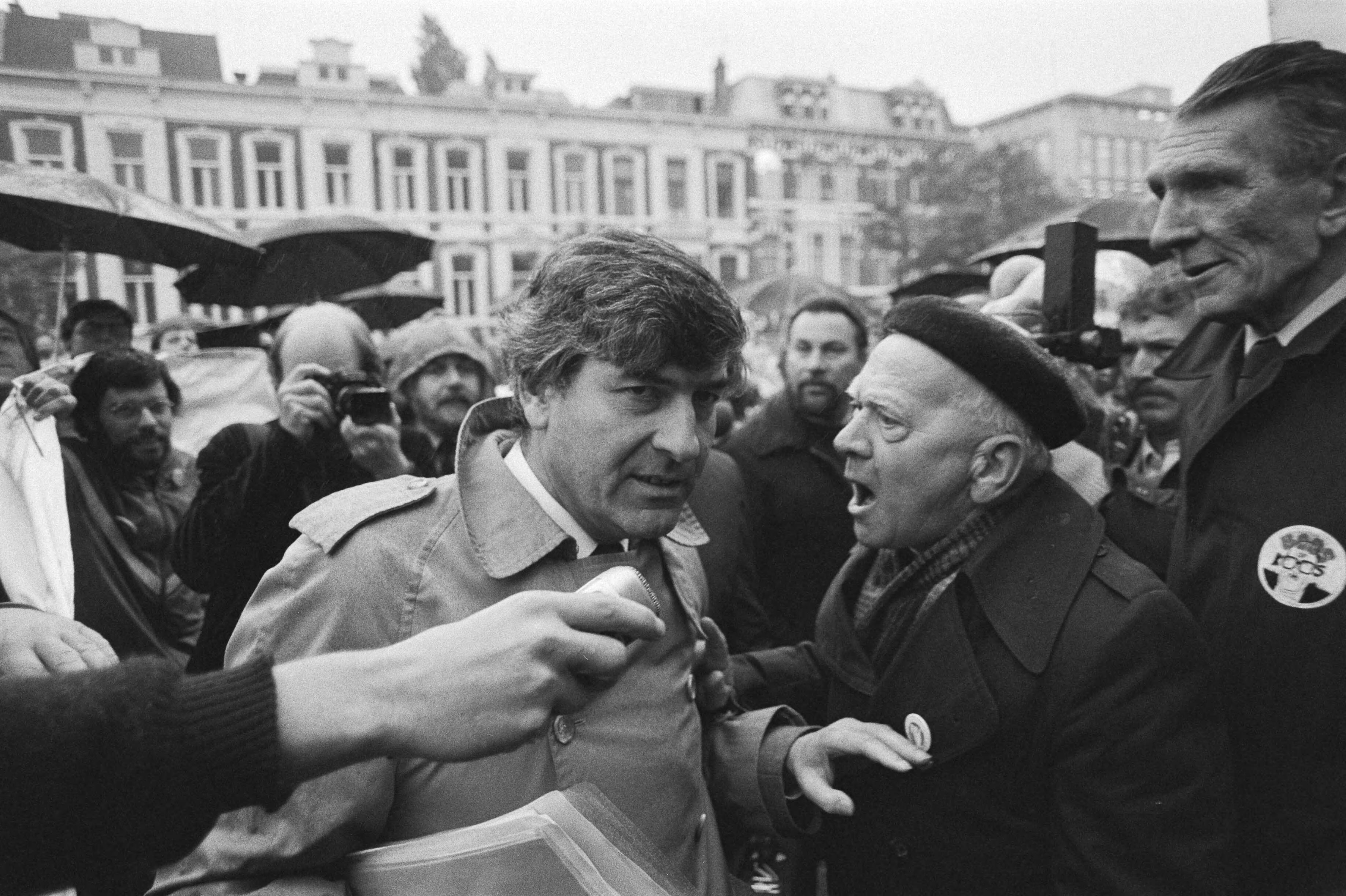 Premier Lubbers "aangevallen" door demonstranten bij aankomst SER-gebouw Den Haag — ministers-presidenten|betogingen|sociaal beleid|bezuinigingen|Stichting van de Arbeid|Lubbers, Ruud|Den Haag|Zuid-Holland|Stichting van de Arbeid — Foto: Antonisse, Marcel / Anefo. Licentie: Set B: Rechtenvrij / Publiek Domein. Bron: Nationaal Archief. http://hdl.handle.net/10648/ad2f4ada-d0b4-102d-bcf8-003048976d84