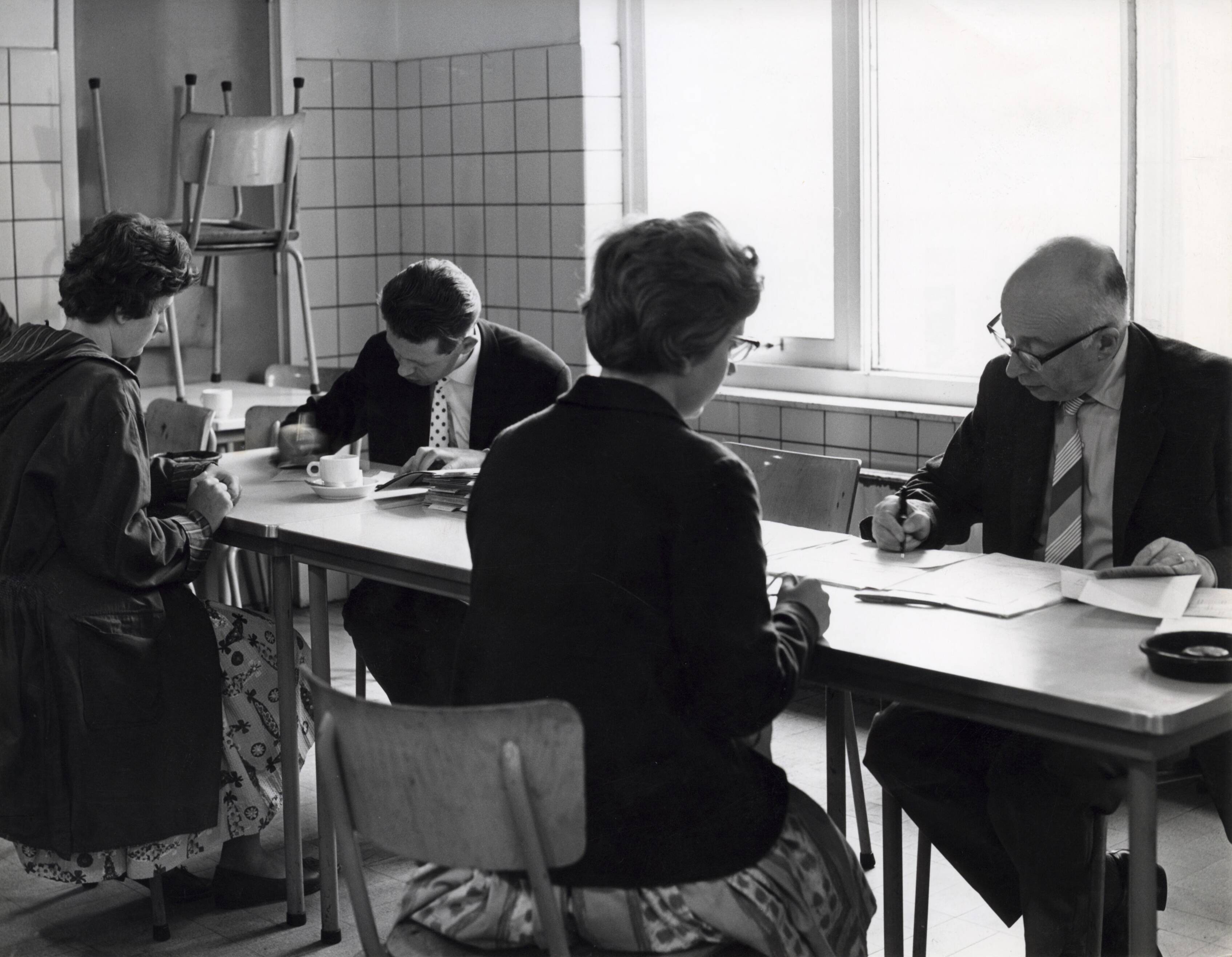 Collectie nader te bepalen — [Serie: Spaarnestad bedrijfsvoering] [sollicitatiegesprekken? in de kantine] — Foto: Fotograaf Onbekend / Fotobureau onbekend / Spaarnestad Photo (05887). Licentie: Set B: Rechtenvrij / Publiek Domein. Bron: Nationaal Archief. http://hdl.handle.net/10648/35429da6-4155-a382-e063-6df0900a6686