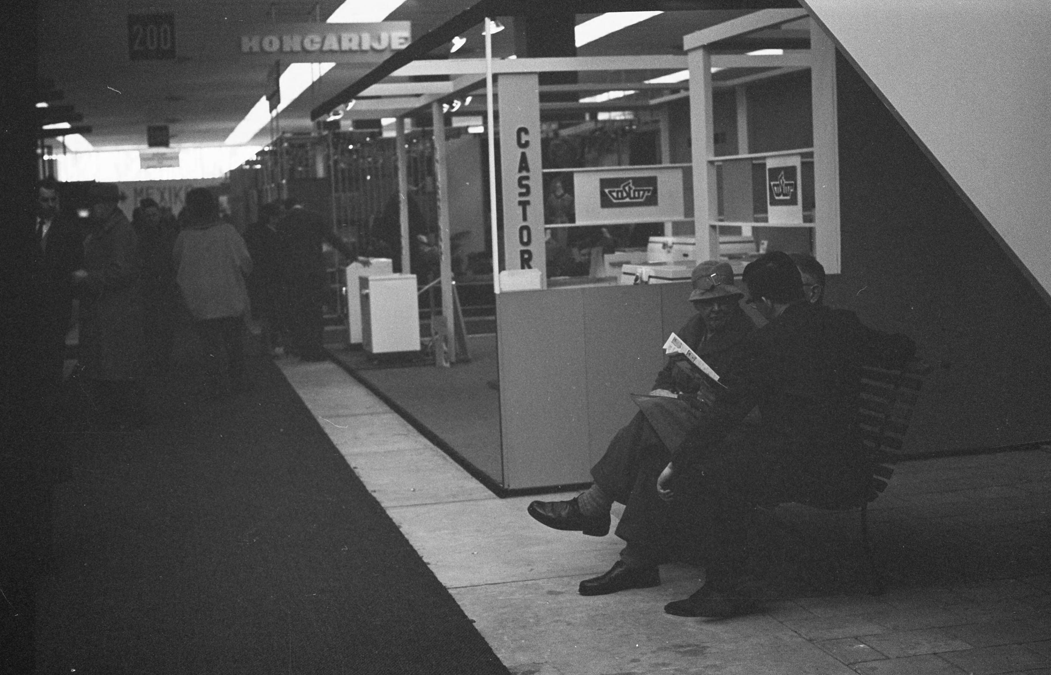 Fotocollectie Anefo — Opening Internationale Voorjaarsbeurs in Utrecht. Stand Castor (Hongarije) — Foto: Rossem, Wim van / Anefo. Licentie: Set B: Rechtenvrij / Publiek Domein. Bron: Nationaal Archief. http://hdl.handle.net/10648/a9fd0ae6-d0b4-102d-bcf8-003048976d84