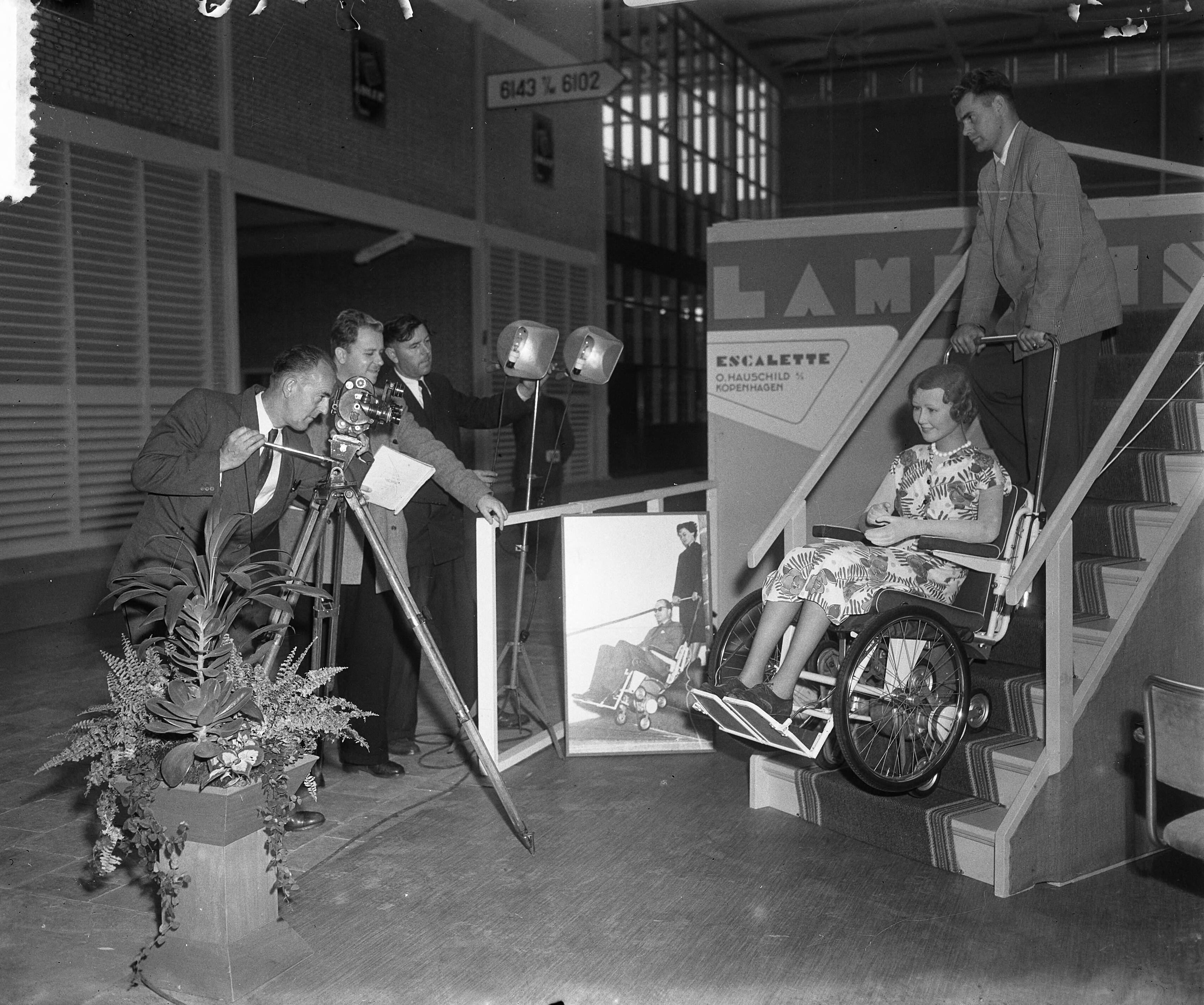 Fotocollectie Anefo — 61e Jaarbeurs te Utrecht, Escalette, de trappenlopende rolstoel — Foto: Pot, Harry / Anefo. Licentie: Set B: Rechtenvrij / Publiek Domein. Bron: Nationaal Archief. http://hdl.handle.net/10648/a9124290-d0b4-102d-bcf8-003048976d84