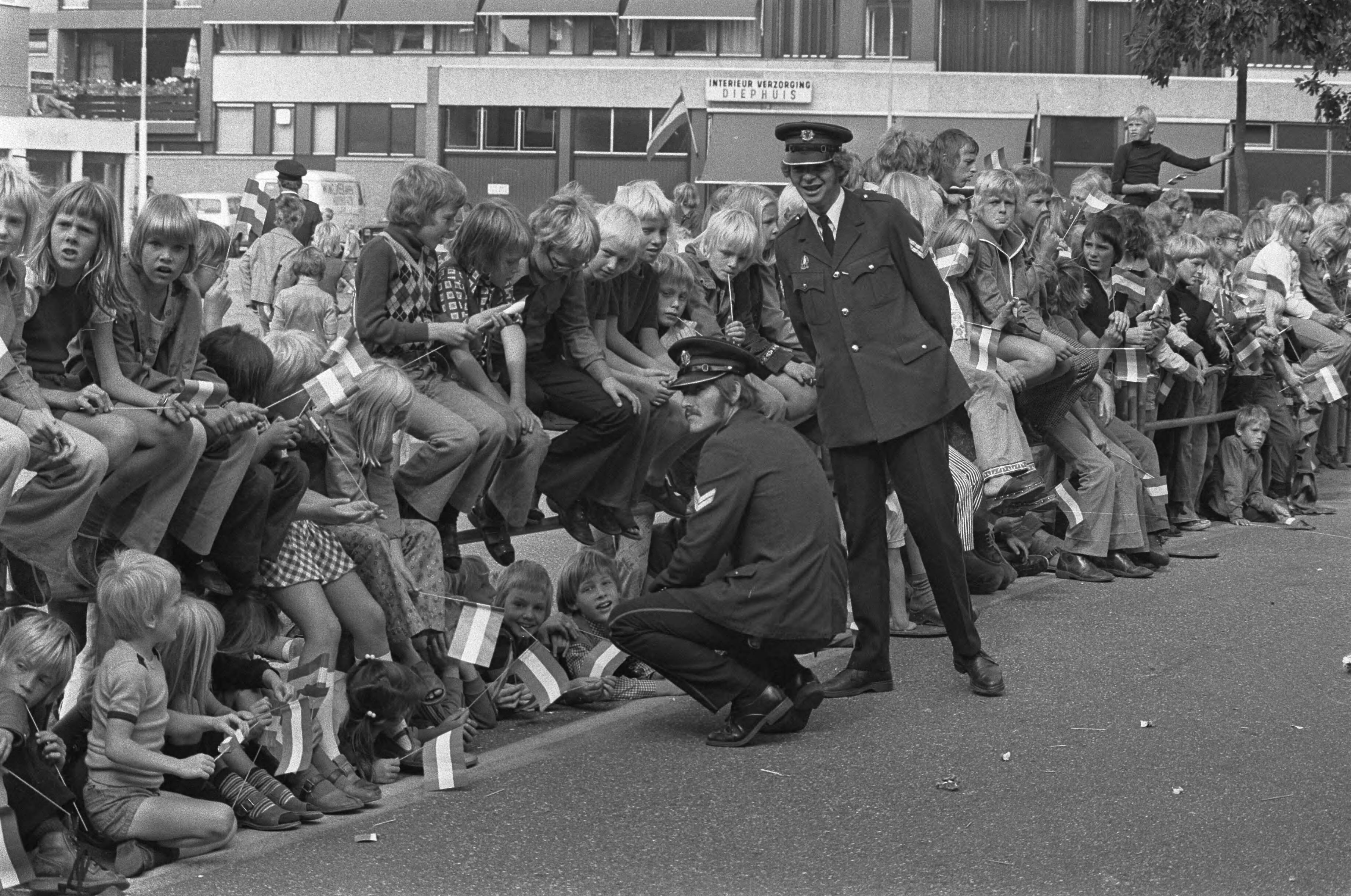 Fotocollectie Anefo — Koningin Juliana bezoekt Haren (Groningen) met bommelding; politie controleert mensen — Foto: Mieremet, Rob / Anefo. Licentie: Set B: Rechtenvrij / Publiek Domein. Bron: Nationaal Archief. http://hdl.handle.net/10648/ac71b088-d0b4-102d-bcf8-003048976d84