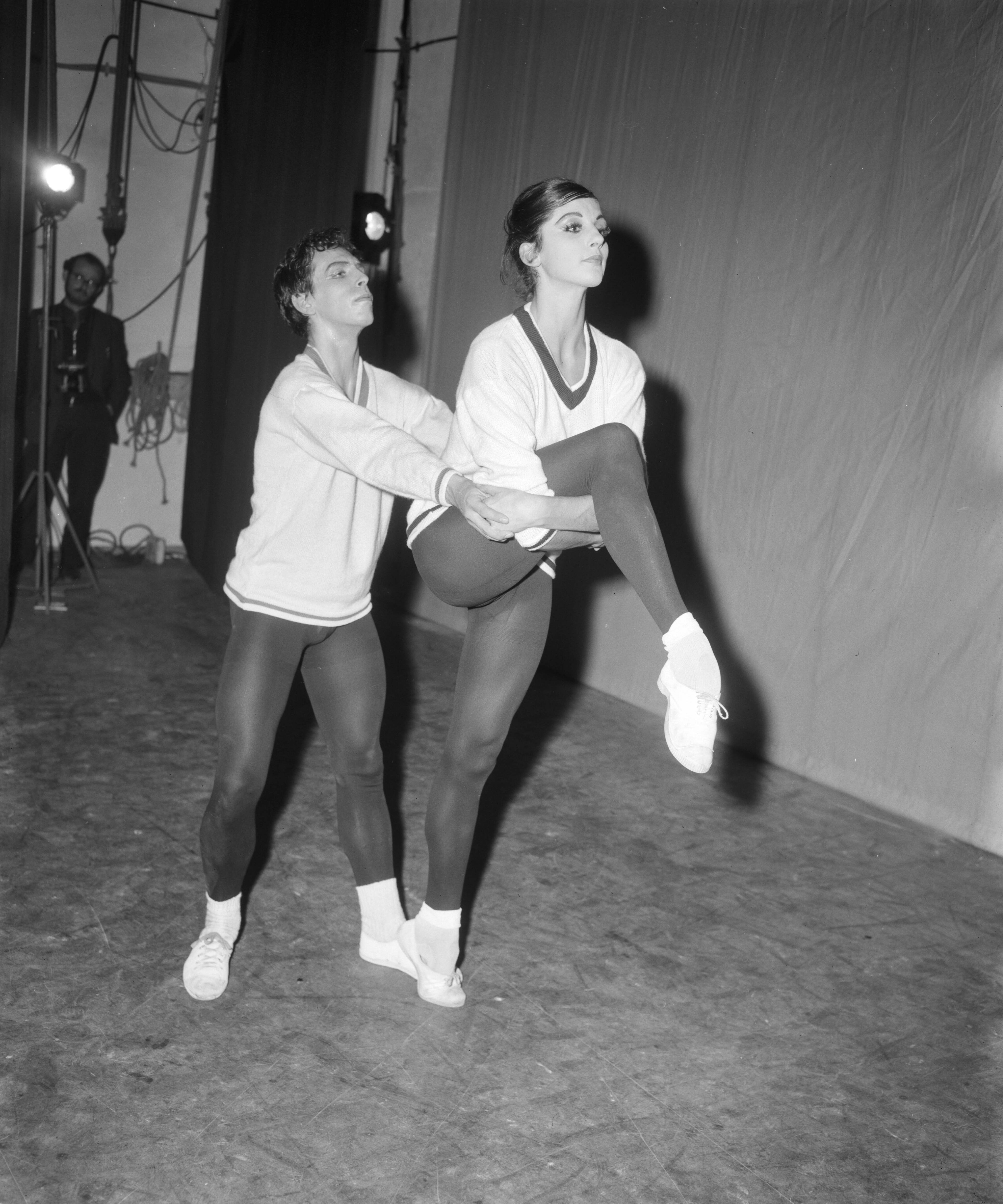 Fotocollectie Anefo — Jazz-ballet "Klaar Af!" van Hans van Manen bij het Nederlands Danstheater uit Rotterdam. Jaap Flier en Hannie van Leeuwen — Foto: Behrens, Herbert F. / Anefo. Licentie: Set B: Rechtenvrij / Publiek Domein. Bron: Nationaal Archief. http://hdl.handle.net/10648/a9c579a0-d0b4-102d-bcf8-003048976d84