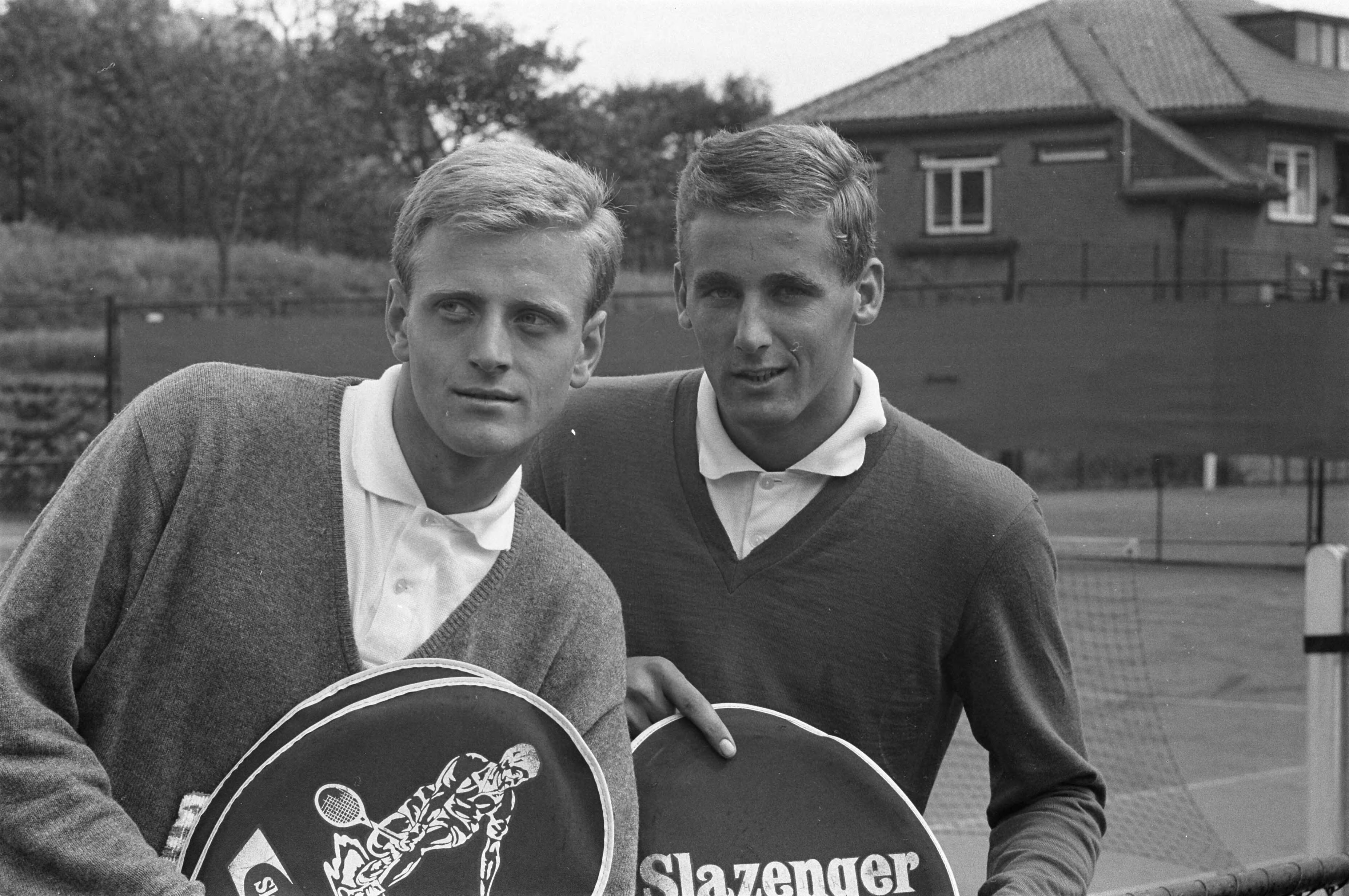 Fotocollectie Anefo — Nationale Tenniskampioenschappen. Hajes en Van der Broek — Foto: Pot, Harry / Anefo. Licentie: Set B: Rechtenvrij / Publiek Domein. Bron: Nationaal Archief. http://hdl.handle.net/10648/a9df9092-d0b4-102d-bcf8-003048976d84