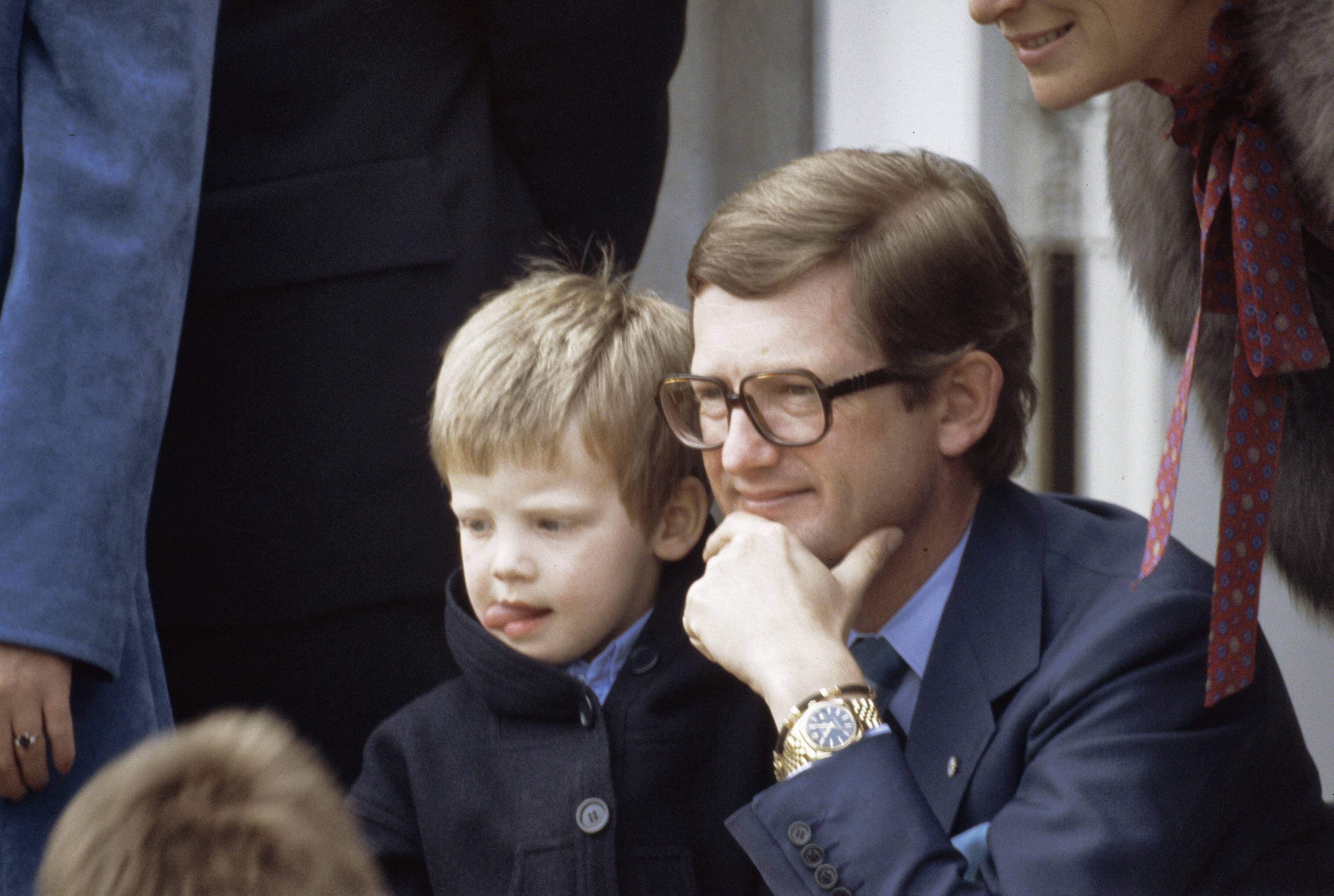 Koniginnedag 1978 — Koninginnedag 1978, defile Soestdijk; mr. Pieter van Vollenhoven en zoon (close) — Foto: Suyk, Koen / Anefo. Licentie: Set B: Rechtenvrij / Publiek Domein. Bron: Nationaal Archief. http://hdl.handle.net/10648/ad9484d6-d0b4-102d-bcf8-003048976d84