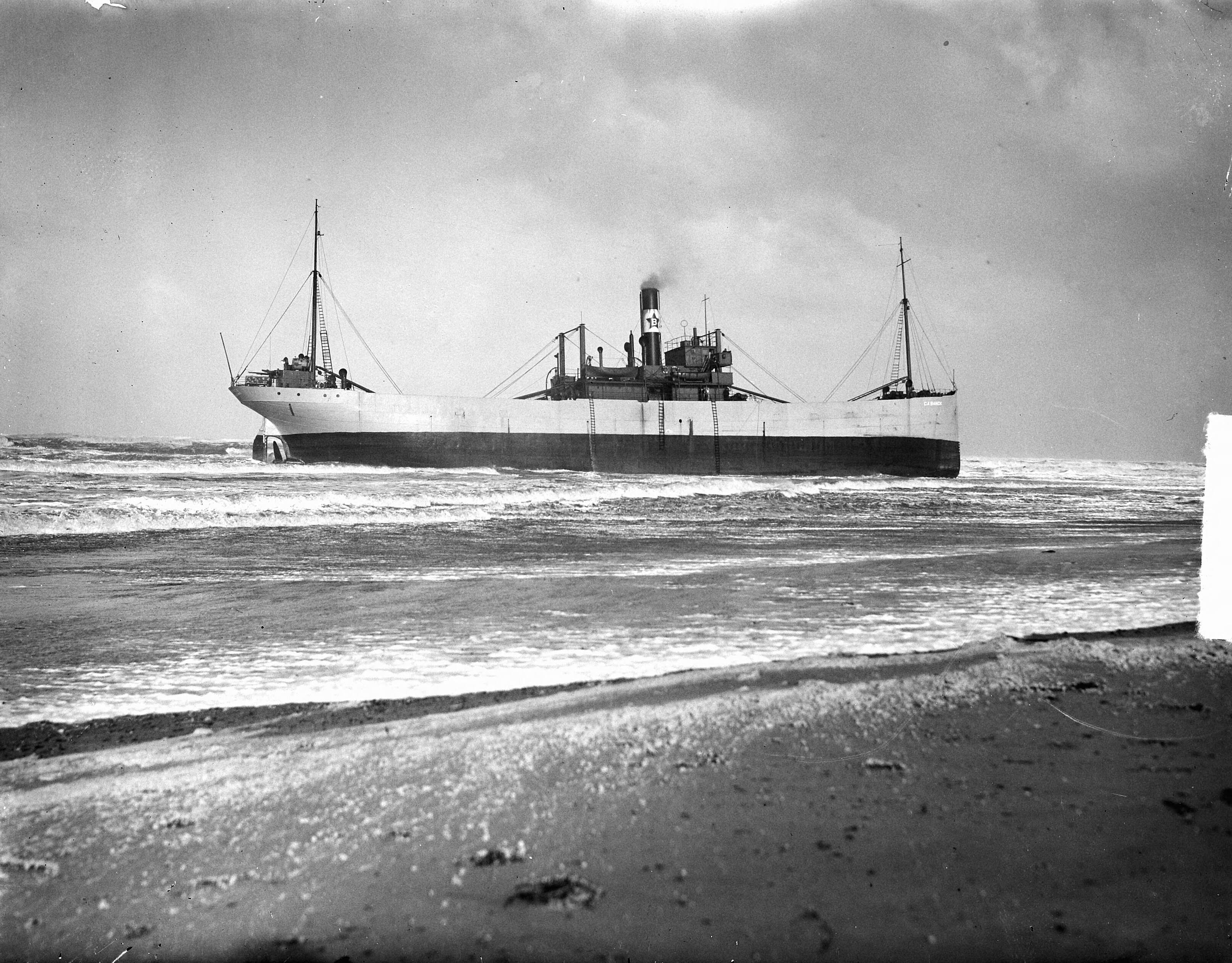 Fotocollectie Anefo — Een orkaan bracht op 1 maart 1949 talloze schepen op de Noordzee in moeilijkheden. Bij Bloemendaal strandde het Zweedse ss. 'C.A. Banck'. De strandreddingboot 'C.A.A. Dudok de Wit' van het station Zandvoort (NZHRM) wist in twee tochten 17 man van boord te halen — Foto: Averink, […] / Anefo. Licentie: Set B: Rechtenvrij / Publiek Domein. Bron: Nationaal Archief. http://hdl.handle.net/10648/a8c43082-d0b4-102d-bcf8-003048976d84