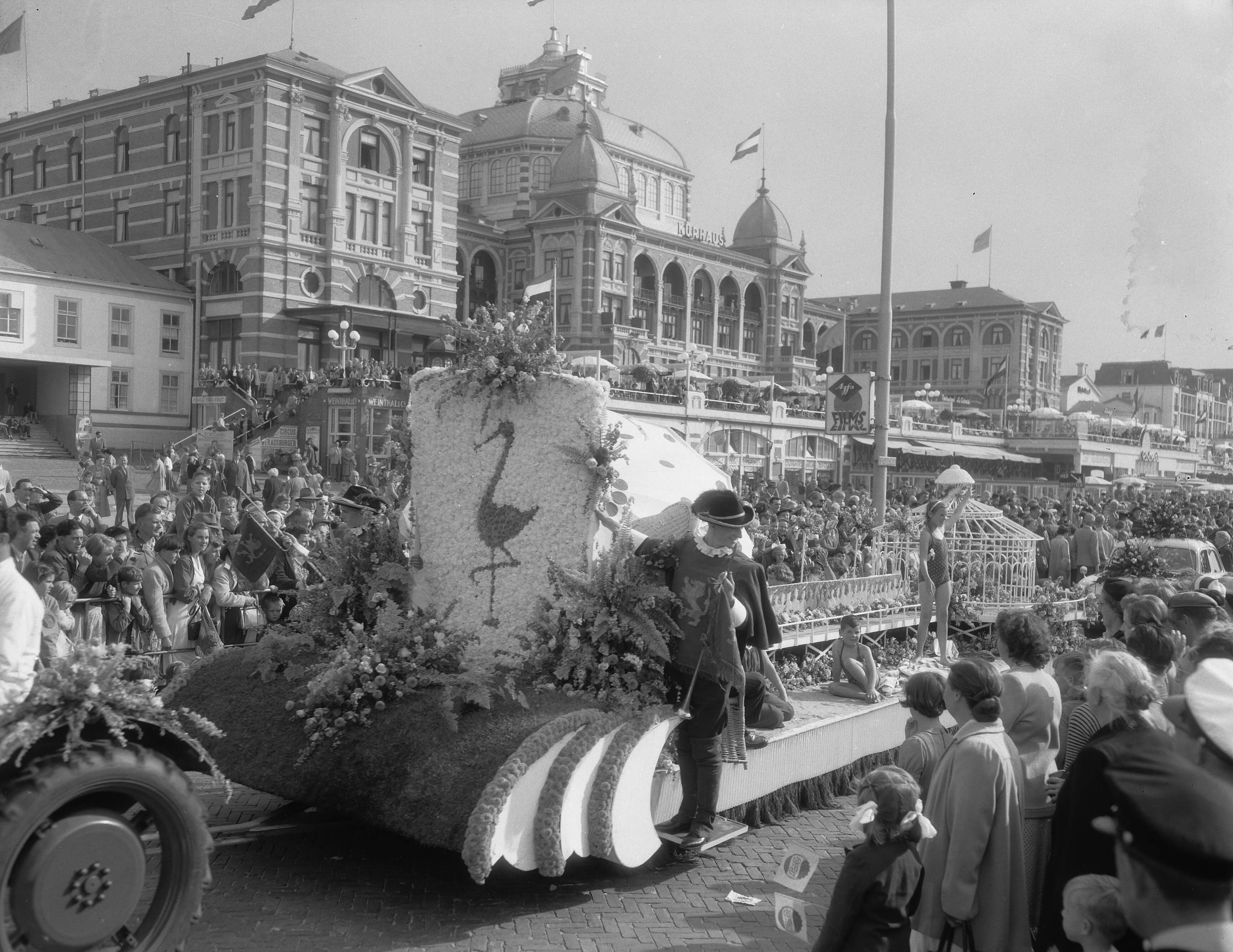 Fotocollectie Anefo — Bloemencorso op de boulevard van Scheveningen — Foto: Duinen, G.W. van / Anefo. Licentie: Set B: Rechtenvrij / Publiek Domein. Bron: Nationaal Archief. http://hdl.handle.net/10648/a927c8e0-d0b4-102d-bcf8-003048976d84