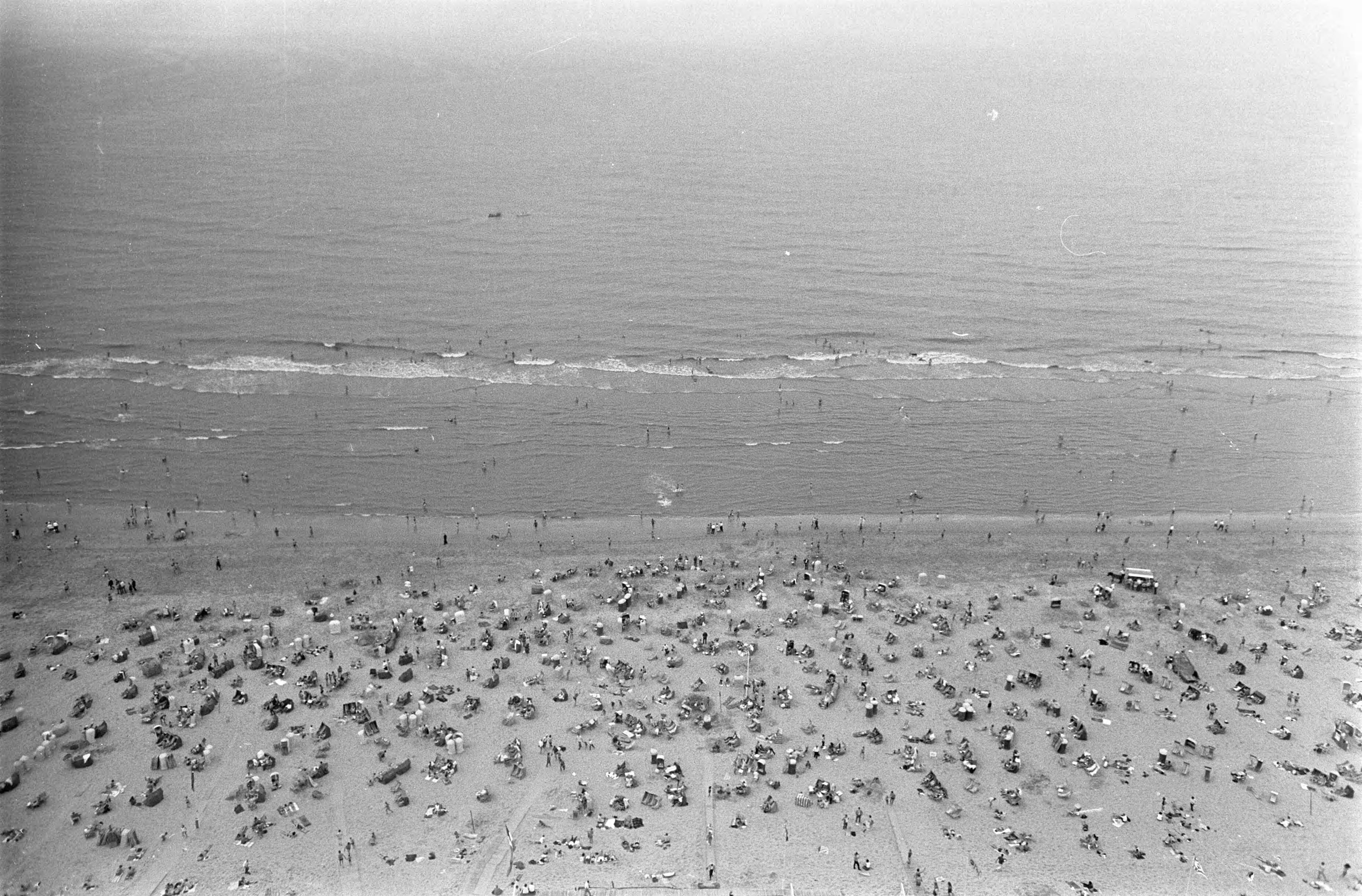 Fotocollectie Anefo — Invasie aan Noordzeestrand. Zandvoort omstreeks 14.00u. zondag — Foto: Nijs, Jac. de / Anefo. Licentie: Set B: Rechtenvrij / Publiek Domein. Bron: Nationaal Archief. http://hdl.handle.net/10648/ab1fd610-d0b4-102d-bcf8-003048976d84