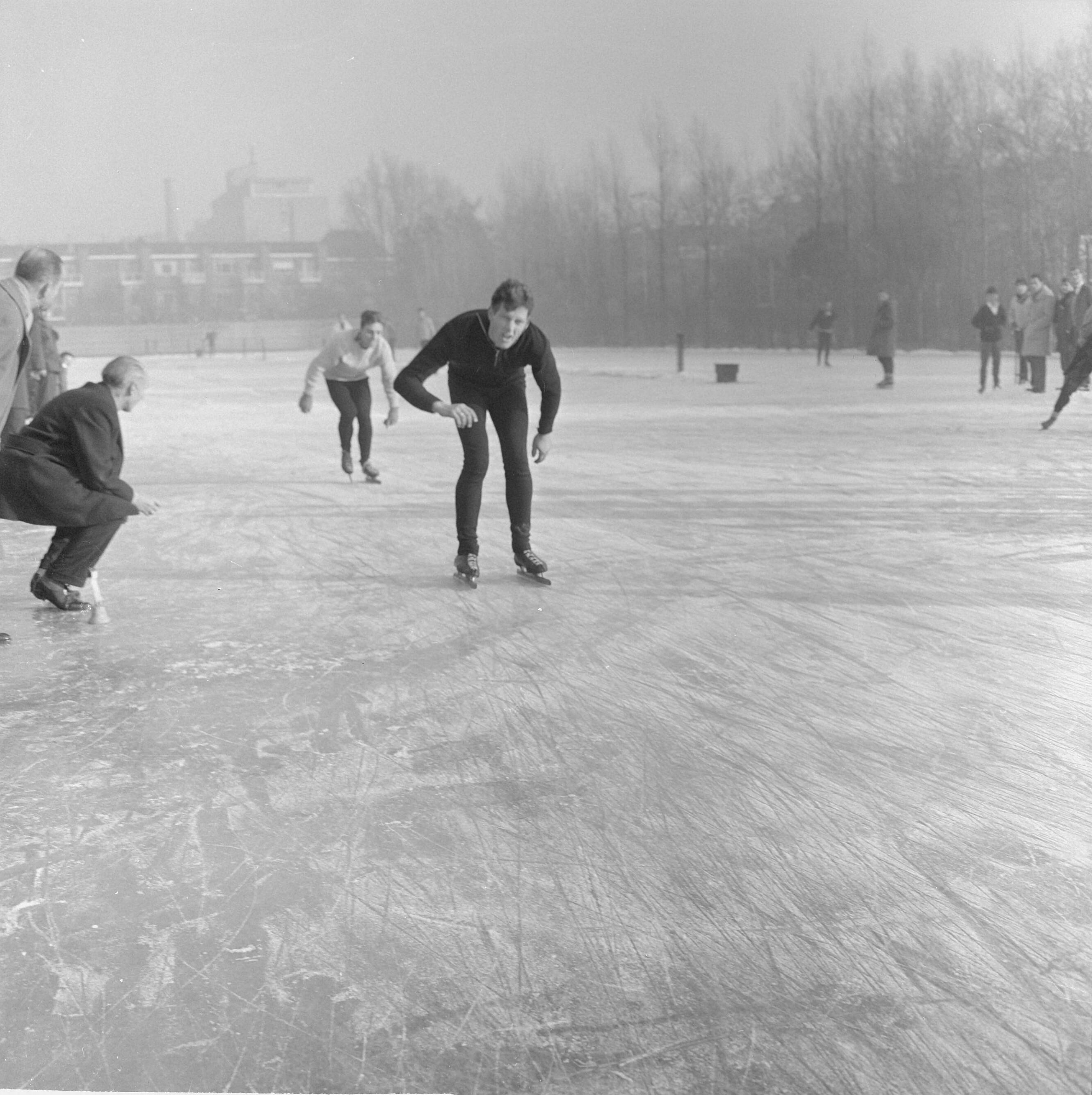 Fotocollectie Anefo — Eerste langebaan wedstrijden te Den Haag. Deelnemer gaat over de finish — Foto: Koch, Eric / Anefo. Licentie: Set B: Rechtenvrij / Publiek Domein. Bron: Nationaal Archief. http://hdl.handle.net/10648/aa21531a-d0b4-102d-bcf8-003048976d84