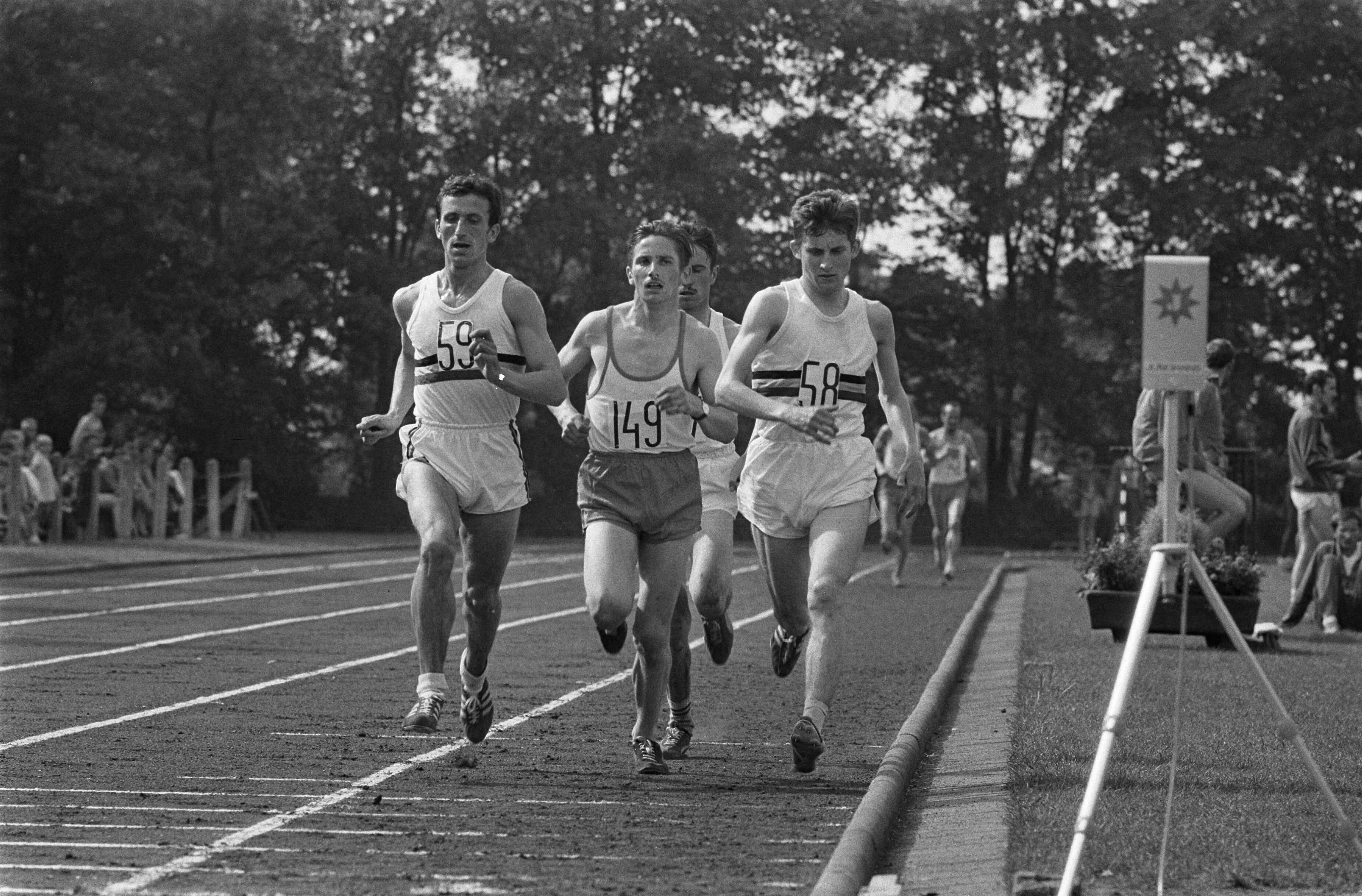 Atletiekinterland Nederland - België — De 1000m heren: Gaston Heleven (België), Peter Vonck (Ned.) en Karel Lismont (België) — Foto: Fotograaf Onbekend / Anefo. Licentie: Set B: Rechtenvrij / Publiek Domein. Bron: Nationaal Archief. http://hdl.handle.net/10648/ab70f806-d0b4-102d-bcf8-003048976d84