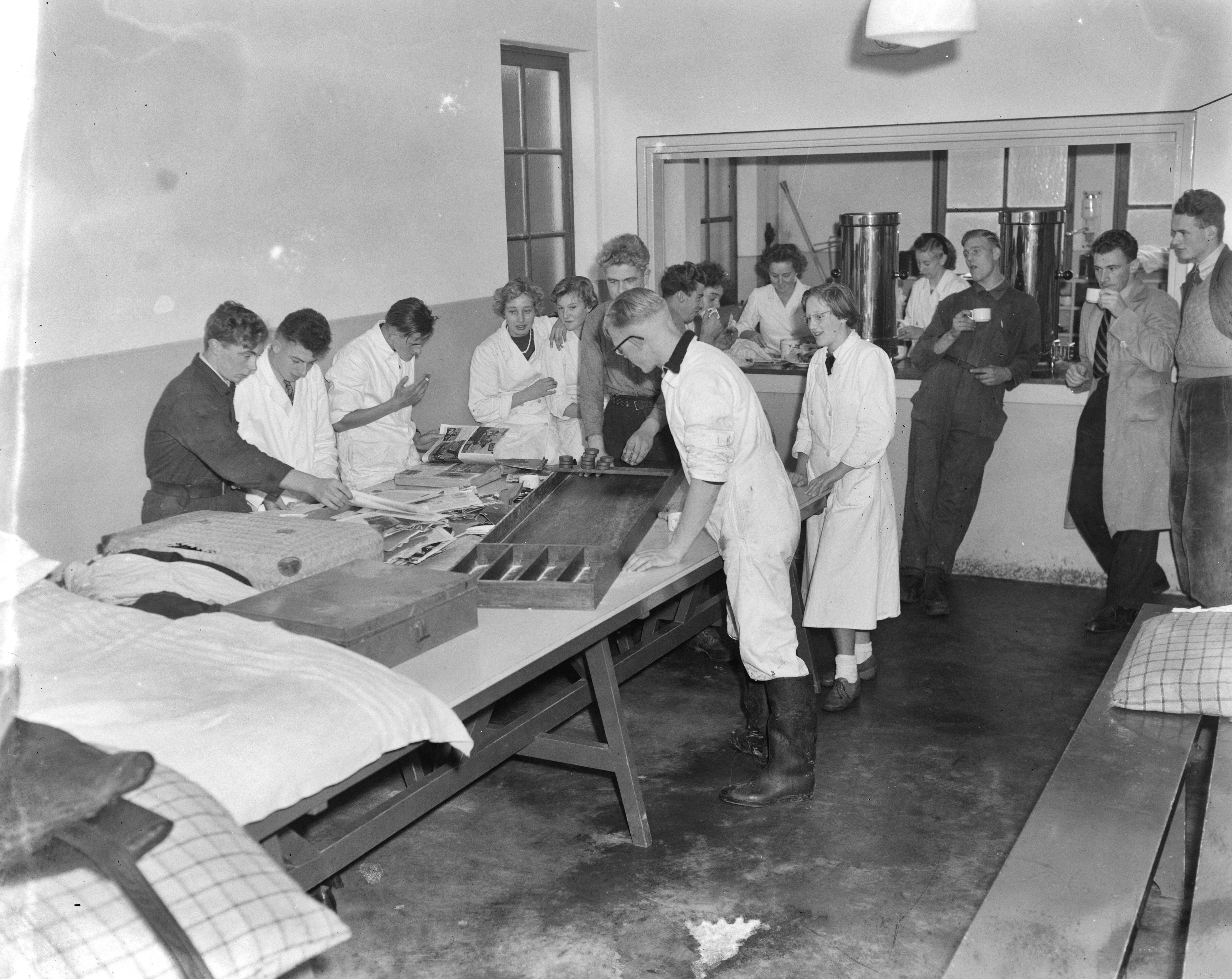 Fotocollectie Anefo — Staking melkfabriek "De Ommelanden " te Groningen Werkwilligen "wonen" in kantine — Foto: Consenheim, Wim / Anefo. Licentie: Set B: Rechtenvrij / Publiek Domein. Bron: Nationaal Archief. http://hdl.handle.net/10648/a900bea8-d0b4-102d-bcf8-003048976d84