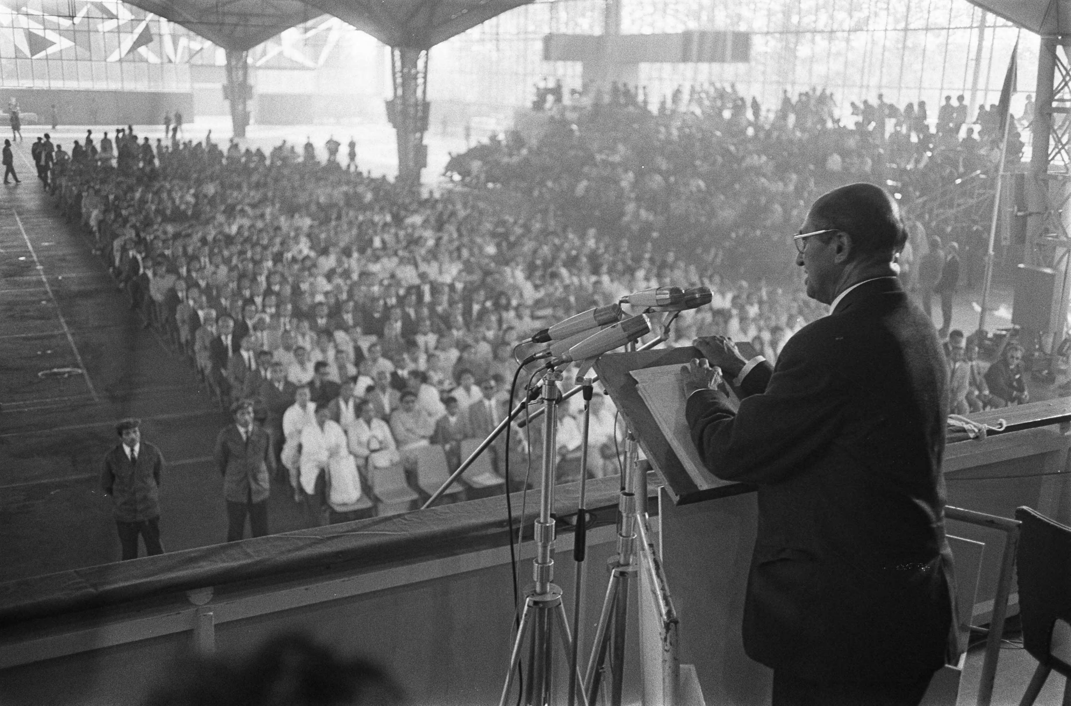 Fotocollectie Anefo — Demonstrerende Zuid-Molukkers in Expo-hal, Hilversum — Foto: Koch, Eric / Anefo. Licentie: Set B: Rechtenvrij / Publiek Domein. Bron: Nationaal Archief. http://hdl.handle.net/10648/aba4cd7a-d0b4-102d-bcf8-003048976d84