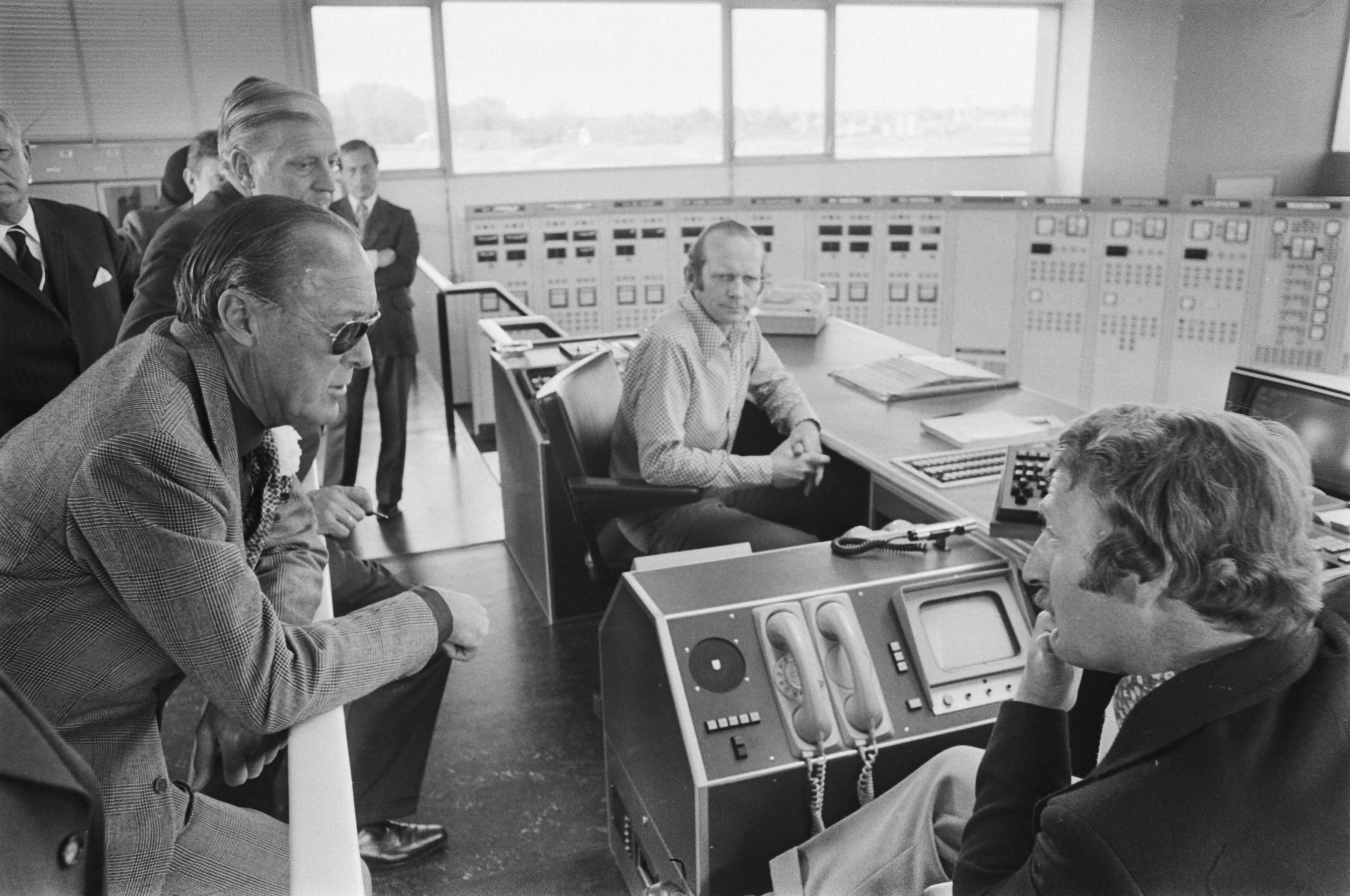 Fotocollectie Anefo — Prins Bernhard bezoekt NAM, groninger gasveld (en booreiland), Prins Bernhard in controlekamer in Sappemeer — Foto: Verhoeff, Bert / Anefo. Licentie: Set B: Rechtenvrij / Publiek Domein. Bron: Nationaal Archief. http://hdl.handle.net/10648/ac8359be-d0b4-102d-bcf8-003048976d84
