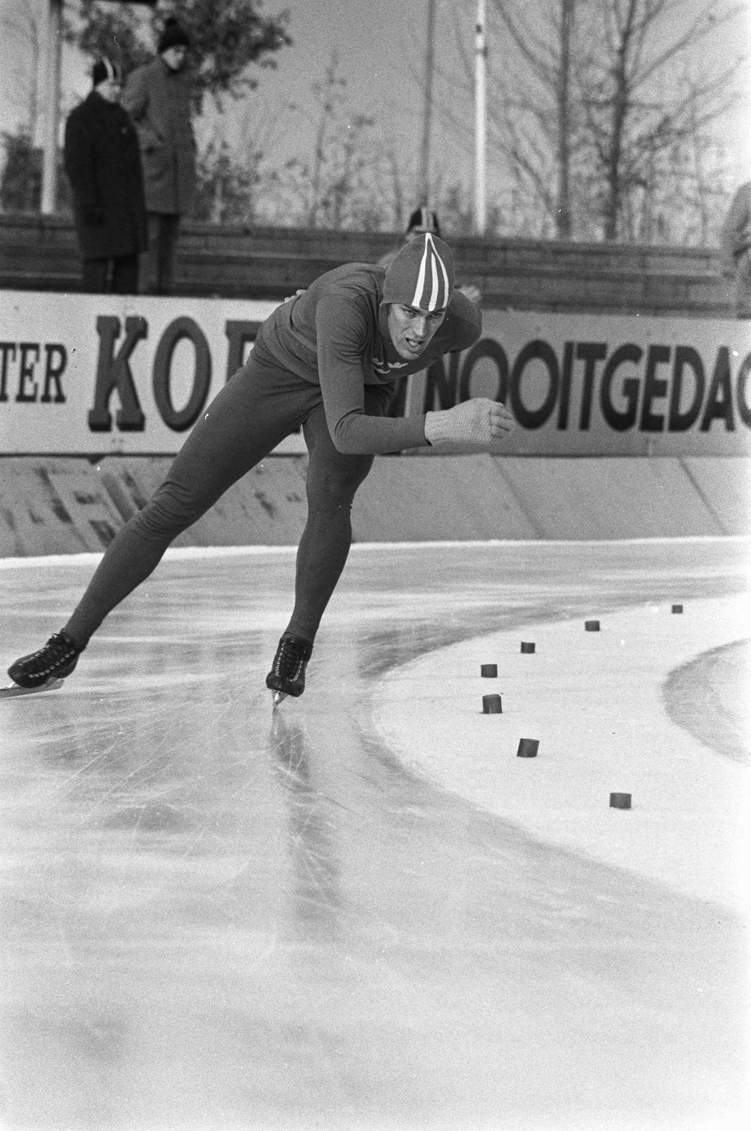 IJsselcup schaatswedstrijden Deventer — IJsselcup schaatswedstrijden Deventer. Ard Schenk in actie — Foto: Fotograaf Onbekend / Anefo. Licentie: Set B: Rechtenvrij / Publiek Domein. Bron: Nationaal Archief. http://hdl.handle.net/10648/abd80488-d0b4-102d-bcf8-003048976d84