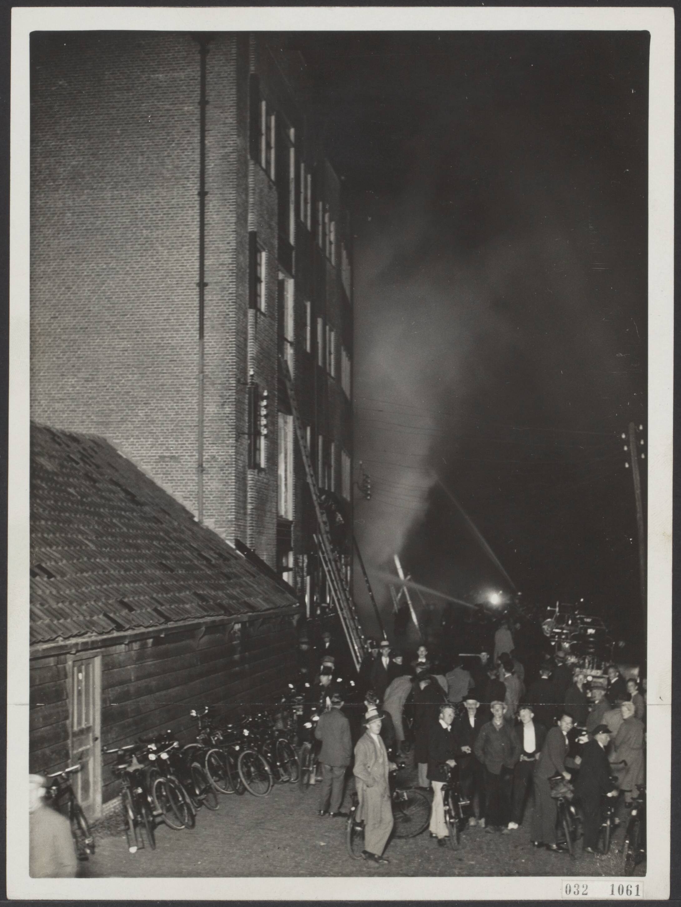 Fotocollectie Elsevier Binnenland — Omstreeks 20.15 werd brand ontdekt in de veevoederfabriek "Het Vette Schaap"van de fa. H.D. Kan, aan de westzijde onder Wormerveer. De brandweer die met veel materiaal uitrukte, kon niet voorkomen dat vijwel het grootste deel van de fabriek verwoest werd — Foto: N.V. Polygoon. Licentie: Set B: Rechtenvrij / Publiek Domein. Bron: Nationaal Archief. http://hdl.handle.net/10648/ade51ffe-d0b4-102d-bcf8-003048976d84