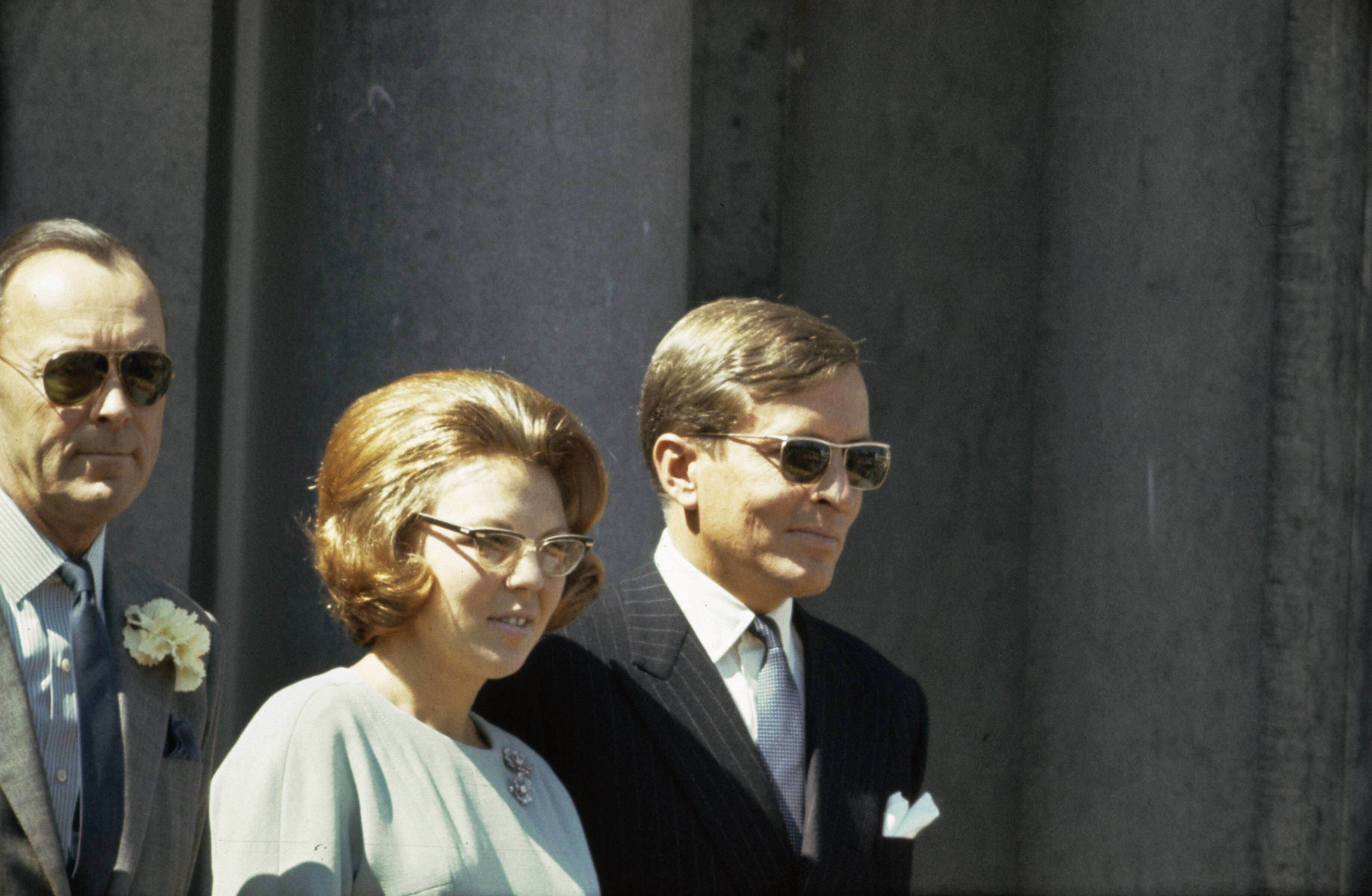 Koninginnedag 1965 — Koninginnedag 1966. Defilé paleis Soestdijk — Foto: Fotograaf Onbekend / Anefo. Licentie: Set B: Rechtenvrij / Publiek Domein. Bron: Nationaal Archief. http://hdl.handle.net/10648/ad8db660-d0b4-102d-bcf8-003048976d84