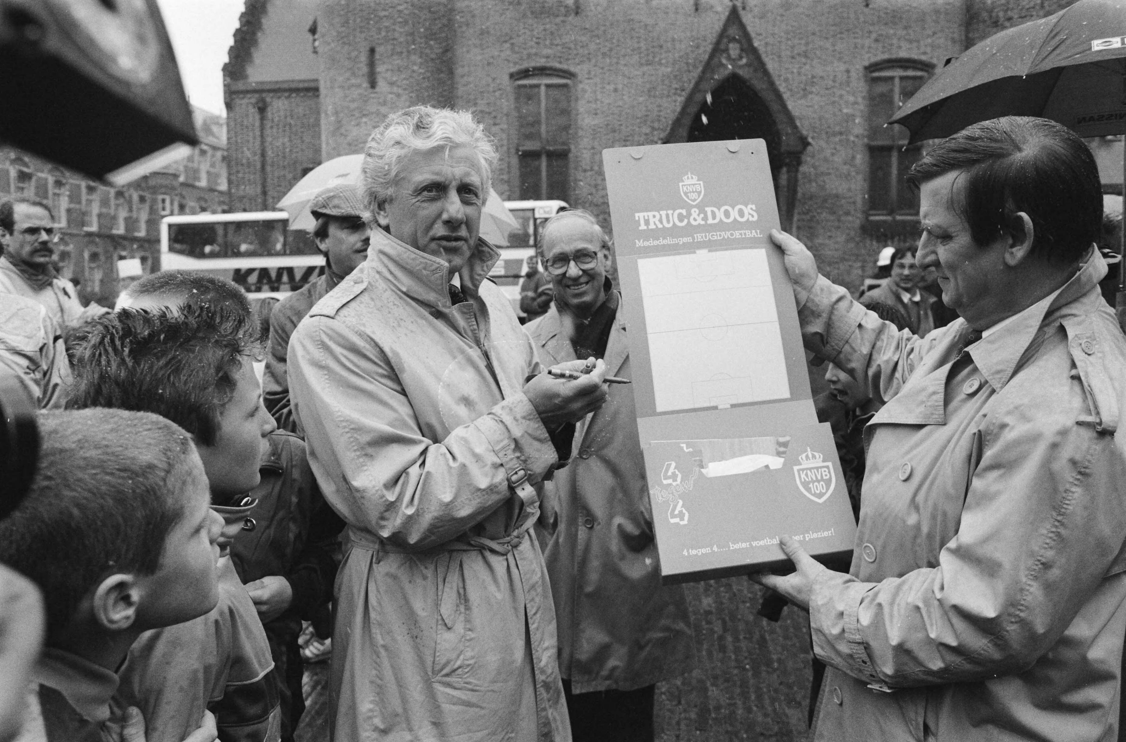 Presentatie van de KNVB-actie "Vier tegen Vier" op het Binnenhof — KNVB|Den Haag|Zuid-Holland|sport |kamerleden |voetbal — Foto: Croes, Rob C. / Anefo. Licentie: Set B: Rechtenvrij / Publiek Domein. Bron: Nationaal Archief. http://hdl.handle.net/10648/ad71f556-d0b4-102d-bcf8-003048976d84