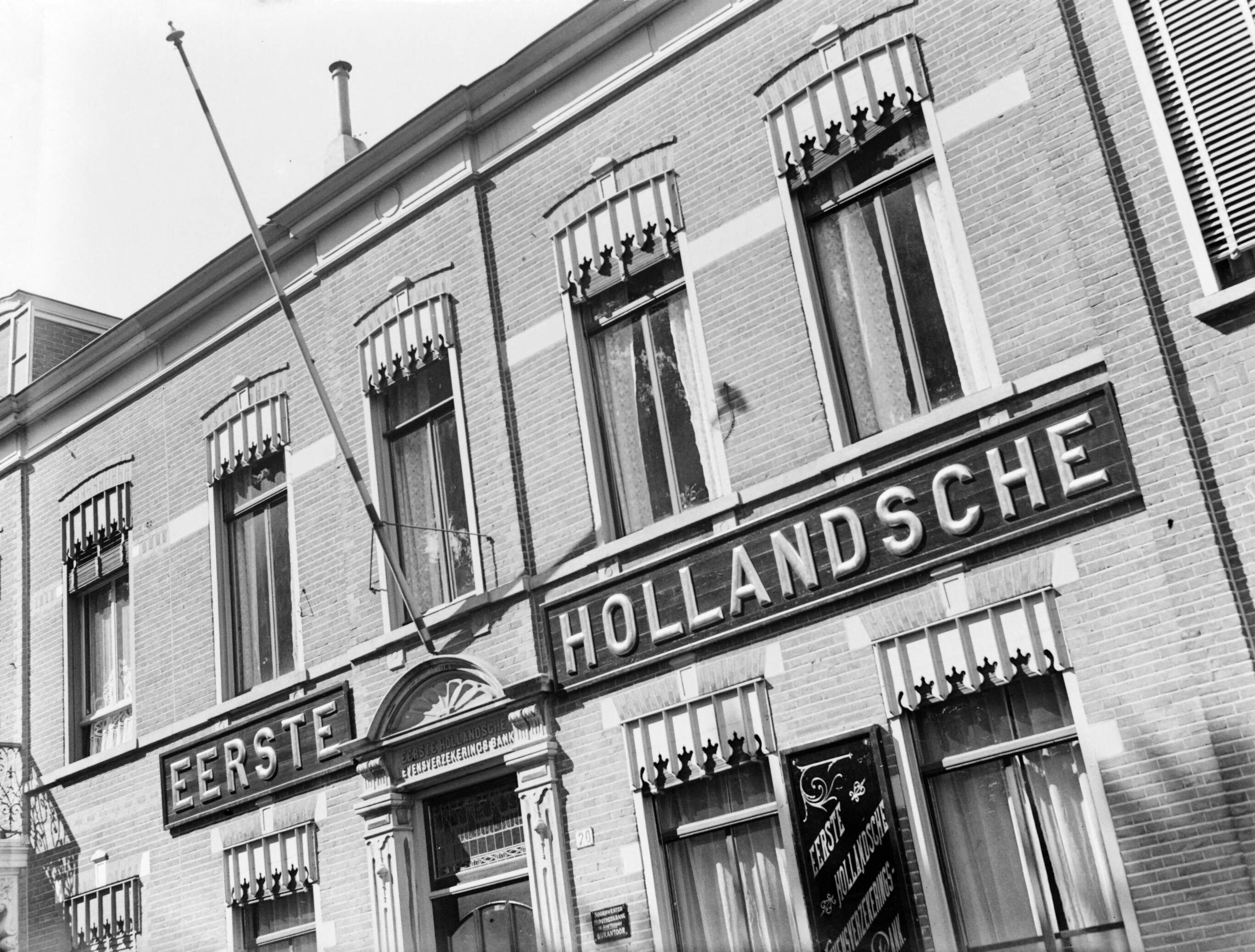 Reportage Eerste Hollandsche Levensverzekerings Bank te Amsterdam — Gevel van een bijkantoor van de Eerste Hollandsche Levensverzekerings Bank in Breda — Foto: Poll, Willem van de. Licentie: Set B: Rechtenvrij / Publiek Domein. Bron: Nationaal Archief. http://hdl.handle.net/10648/ae9c7abe-d0b4-102d-bcf8-003048976d84