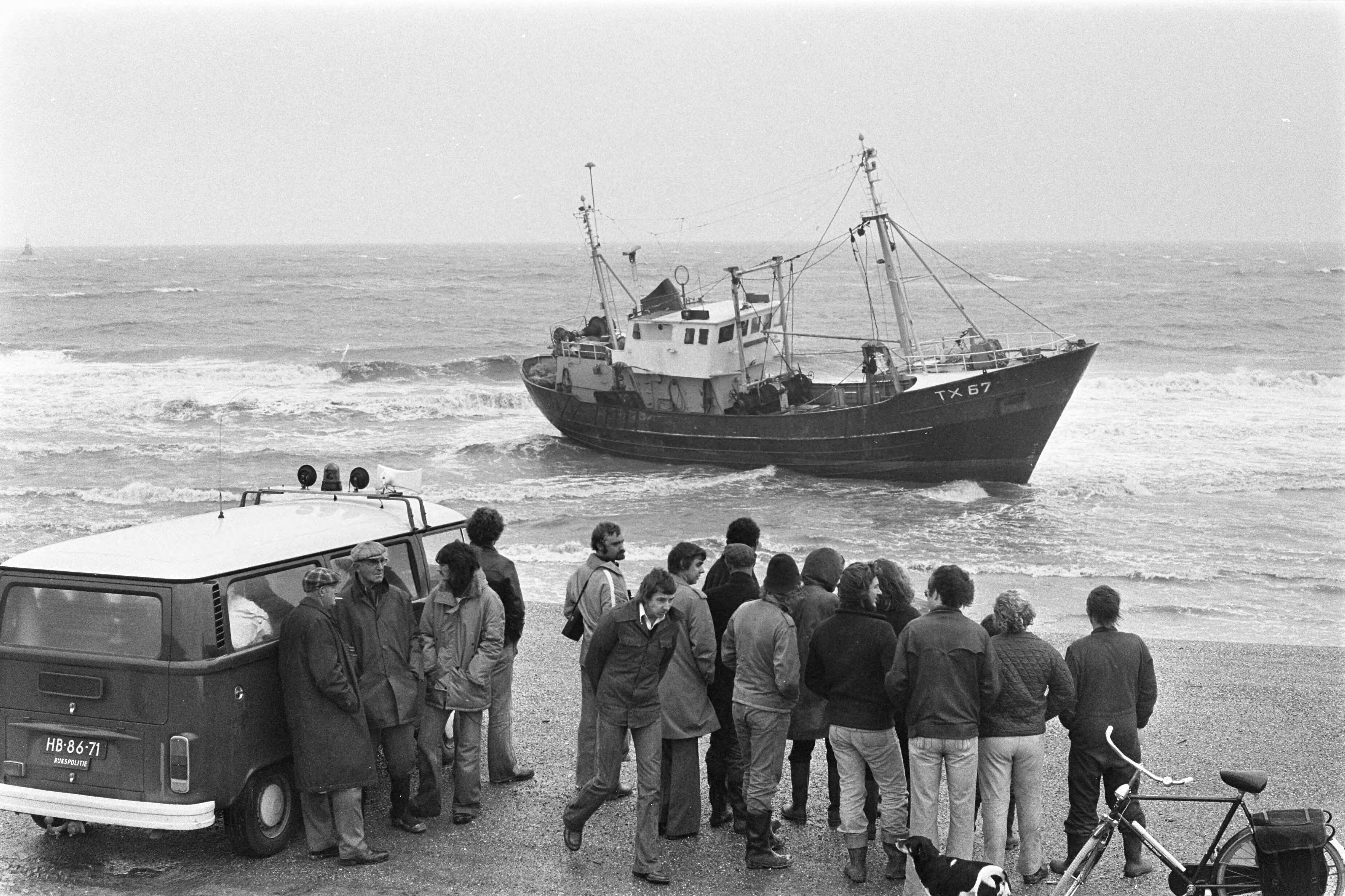 Fotocollectie Anefo — Vissersboot aan de grond gelopen bij Petten — Foto: Suyk, Koen / Anefo. Licentie: Set B: Rechtenvrij / Publiek Domein. Bron: Nationaal Archief. http://hdl.handle.net/10648/ac8d1e0e-d0b4-102d-bcf8-003048976d84