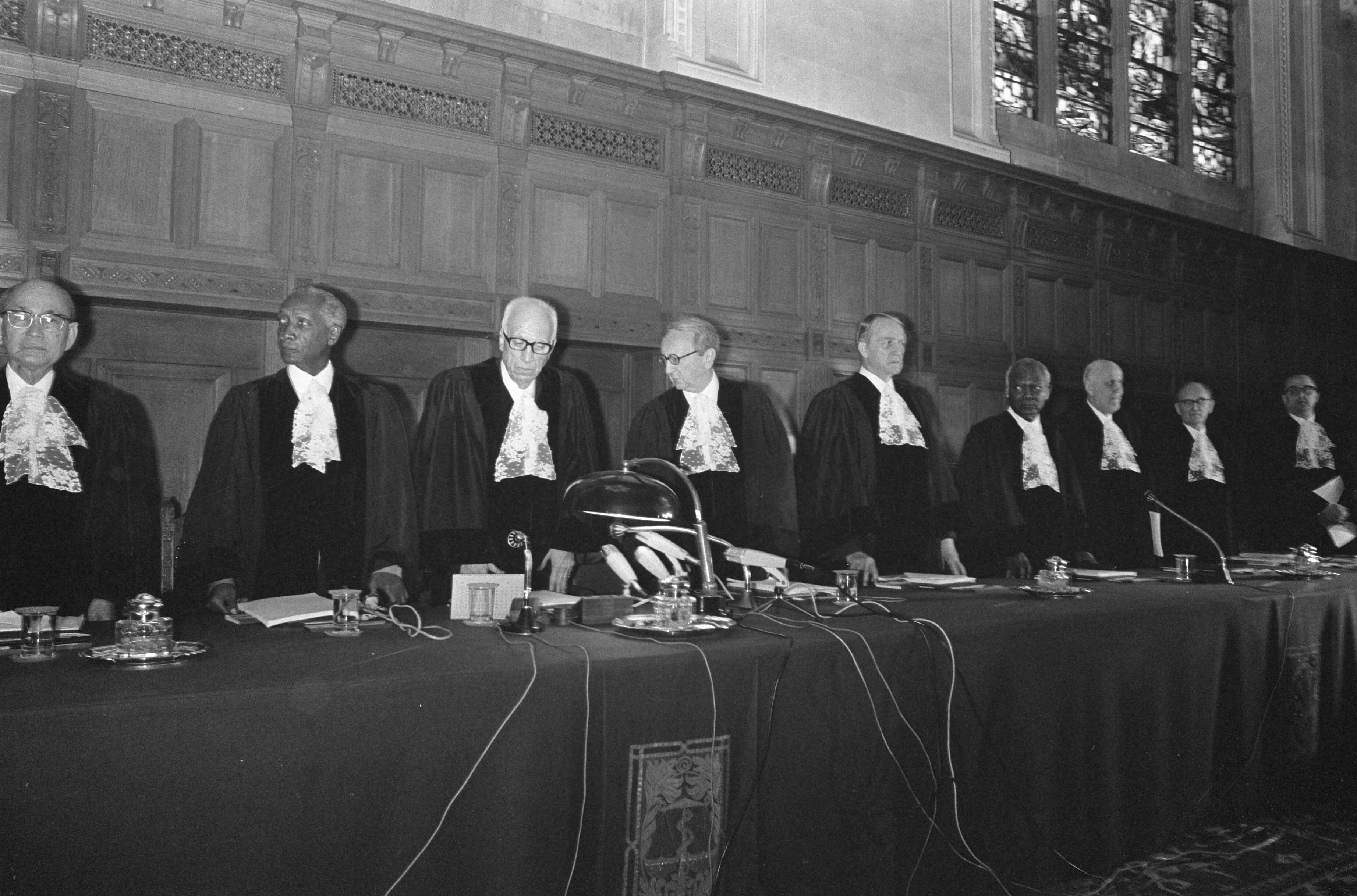 Fotocollectie Anefo — Internationaal Hof van Justitie te Den Haag doet uitspr over klacht van Australie i.v.m. Franse kernproeven, overzicht — Foto: Peters, Hans / Anefo. Licentie: Set B: Rechtenvrij / Publiek Domein. Bron: Nationaal Archief. http://hdl.handle.net/10648/ac2fd6b8-d0b4-102d-bcf8-003048976d84