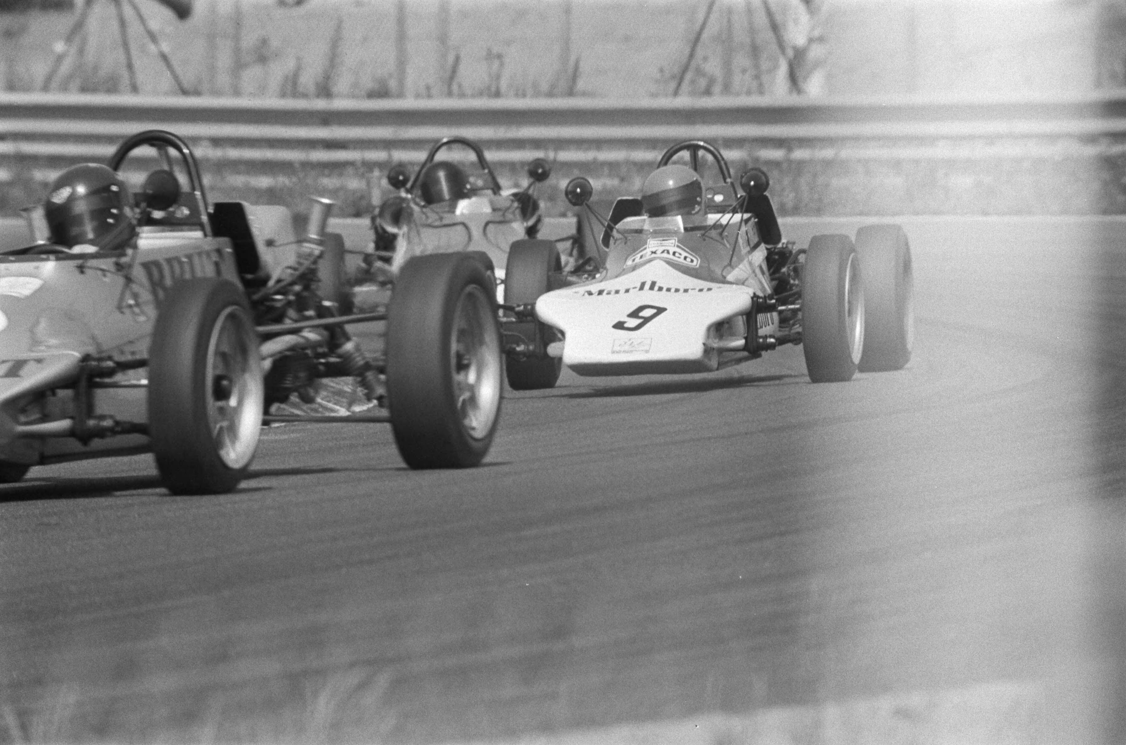 Fotocollectie Anefo — Formule Vee 1300 op Zandvoort Steenbergen (33), ; Jelle Hingst (9) en Maarten van Ginneken (7) — Foto: Mieremet, Rob / Anefo. Licentie: Set B: Rechtenvrij / Publiek Domein. Bron: Nationaal Archief. http://hdl.handle.net/10648/ac50d958-d0b4-102d-bcf8-003048976d84