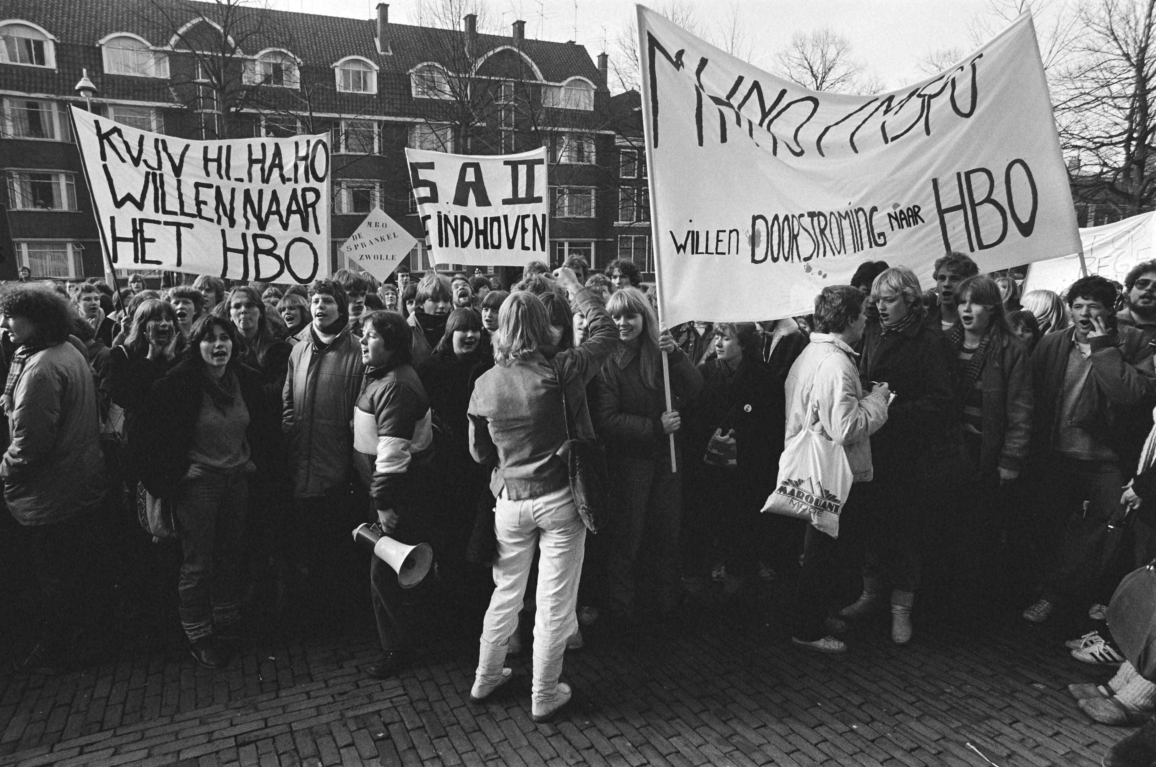Fotocollectie Anefo — Demonstratie door studenten voor ministerie van Onderwijs Den Haag voor betere doorstroming naar HBO. — Foto: Croes, Rob C. / Anefo. Licentie: Set B: Rechtenvrij / Publiek Domein. Bron: Nationaal Archief. http://hdl.handle.net/10648/ad0dc9f0-d0b4-102d-bcf8-003048976d84
