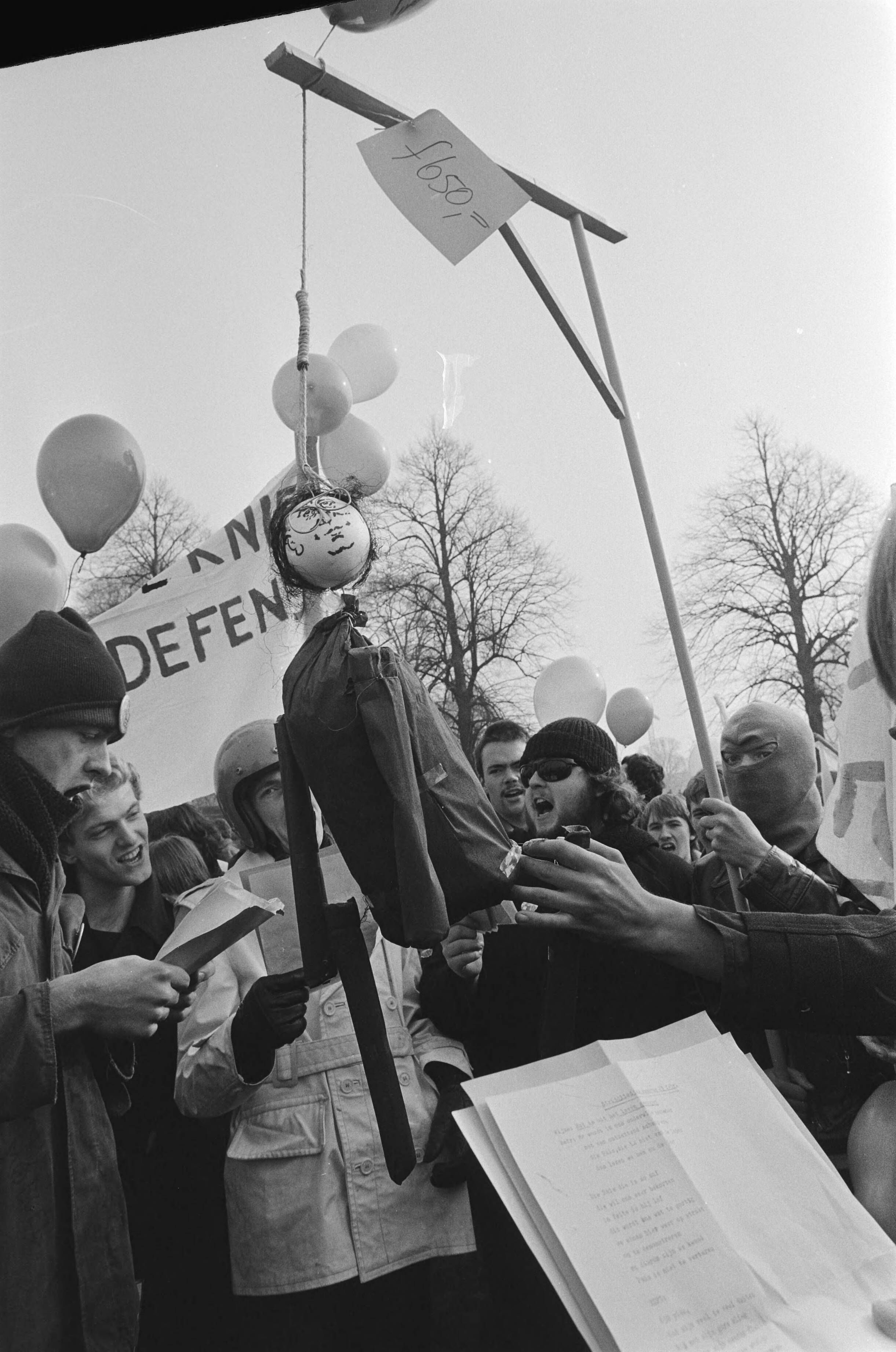 Fotocollectie Anefo — Demonstratie door 10.000 studenten in Den Haag tegen beleid Minister Pais (onderwijs), overzicht van de demonstratie — Foto: Dijk, Hans van / Anefo. Licentie: Set B: Rechtenvrij / Publiek Domein. Bron: Nationaal Archief. http://hdl.handle.net/10648/acf59286-d0b4-102d-bcf8-003048976d84
