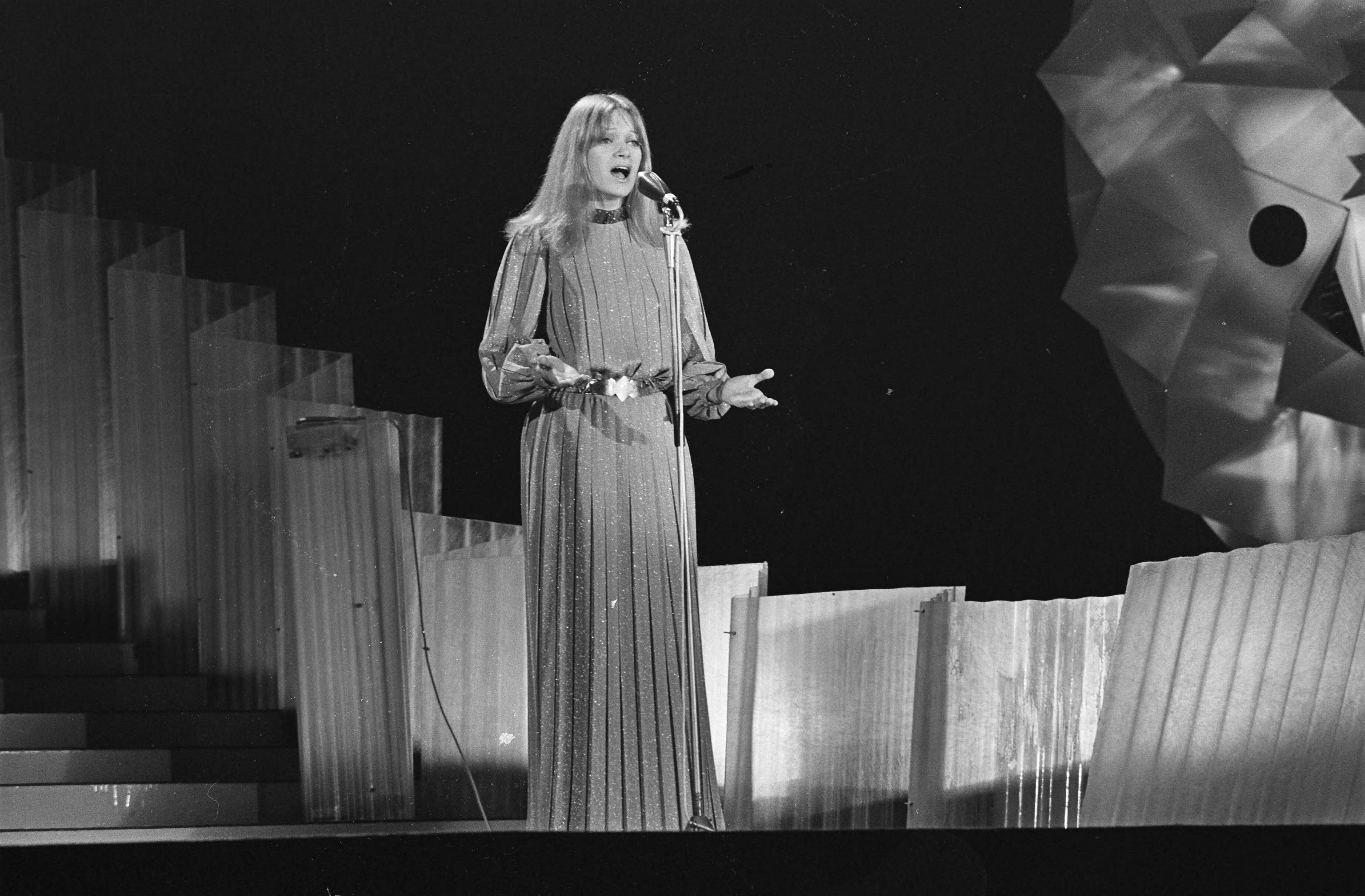 Fotocollectie Anefo — Nationale finale Eurovisie Songfestival in Nederlands Congresgebouw in Den Haag. Rosita Bloom zingt — Foto: Mieremet, Rob / Anefo. Licentie: Set B: Rechtenvrij / Publiek Domein. Bron: Nationaal Archief. http://hdl.handle.net/10648/ab8cfed4-d0b4-102d-bcf8-003048976d84