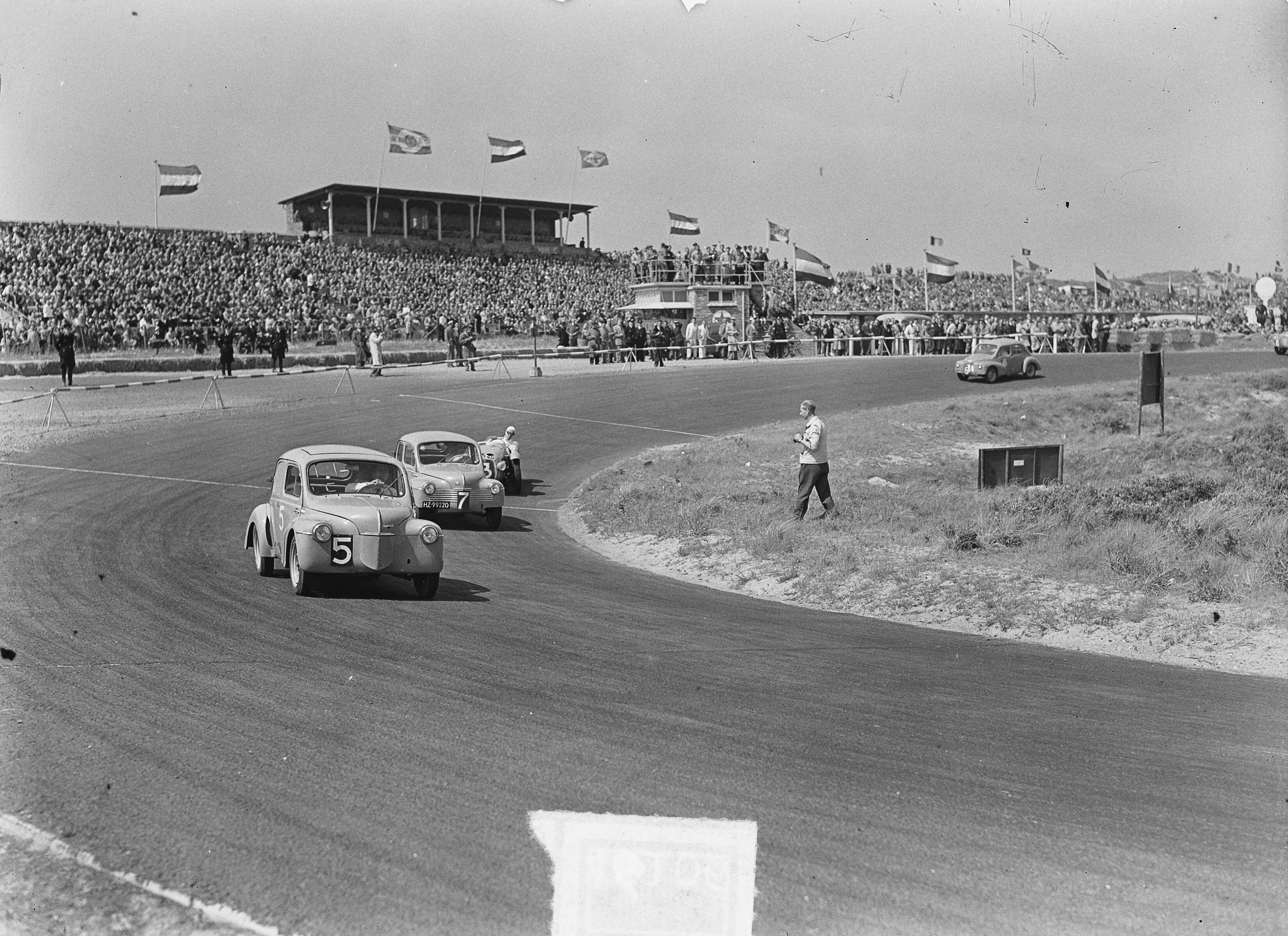Motor- en autoraces KNAC en KNMV op het circuit van Zandvoort — Motor- en autoraces van KNAC en KNMV op het circuit van Zandvoort — Foto: Pot, Harry / Anefo. Licentie: Set B: Rechtenvrij / Publiek Domein. Bron: Nationaal Archief. http://hdl.handle.net/10648/a8eb4d48-d0b4-102d-bcf8-003048976d84