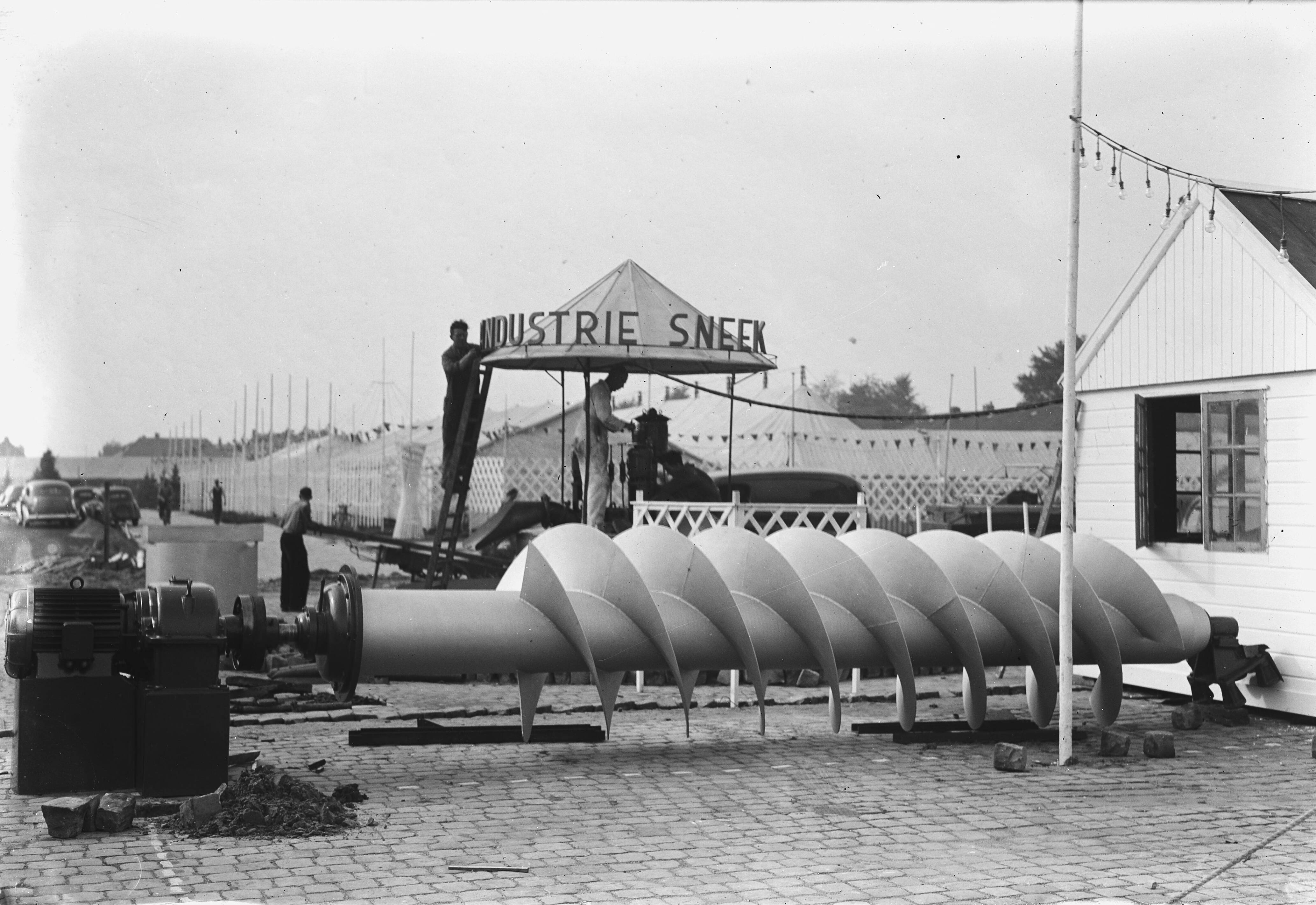 Fotocollectie Anefo — Voorbereiding Landbouwtentoonstelling te Leeuwarden — Foto: Hartog, […] / Anefo. Licentie: Set B: Rechtenvrij / Publiek Domein. Bron: Nationaal Archief. http://hdl.handle.net/10648/a8ad3a80-d0b4-102d-bcf8-003048976d84
