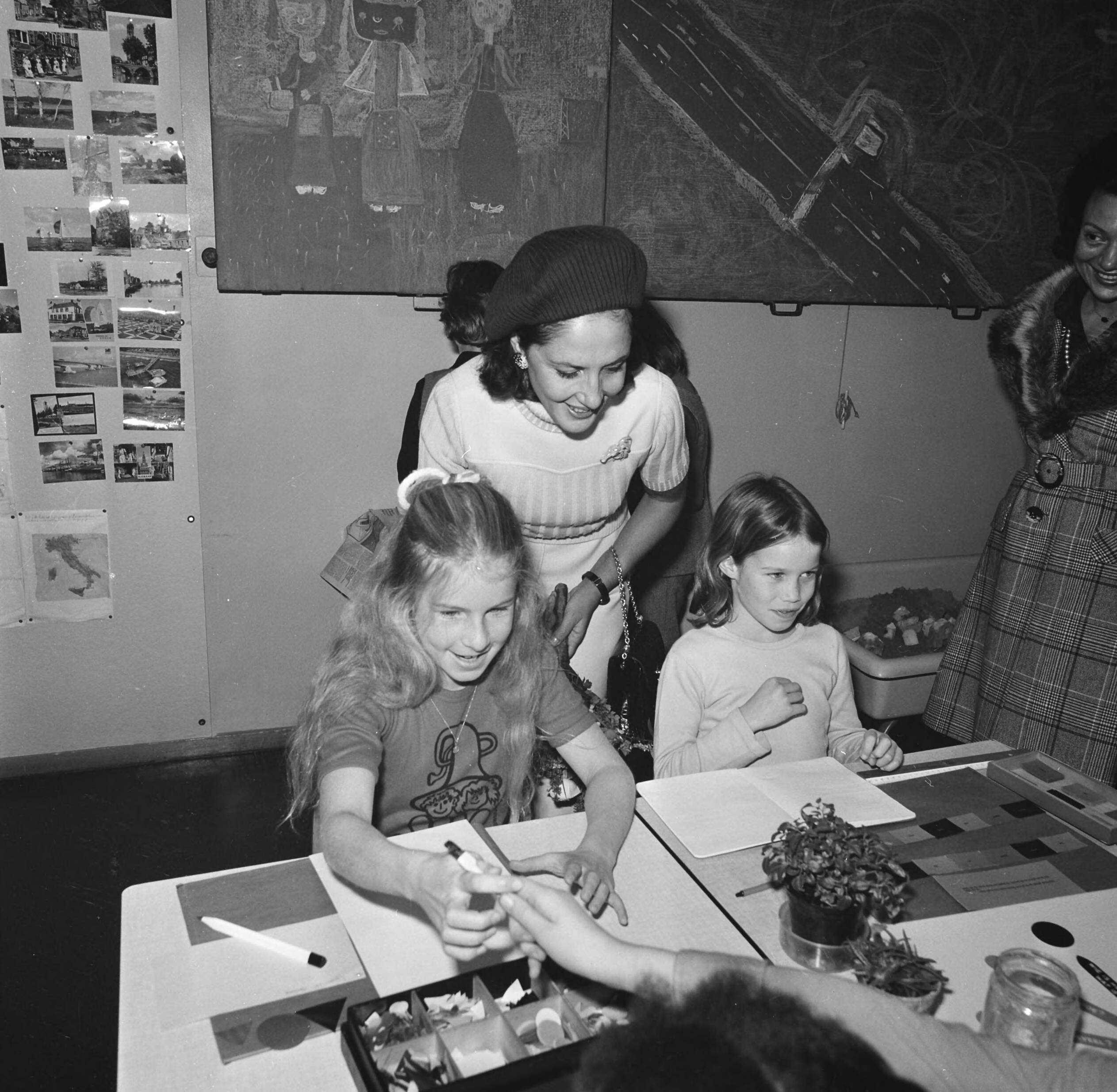 Italiaans staatsbezoek aan Nederland — Mevrouw Leone, echtgenote van de Italiaanse president, bezoekt de Montessorischool Waalsdorp in Den Haag — Foto: Mieremet, Rob / Anefo. Licentie: Set B: Rechtenvrij / Publiek Domein. Bron: Nationaal Archief. http://hdl.handle.net/10648/ac3a9120-d0b4-102d-bcf8-003048976d84