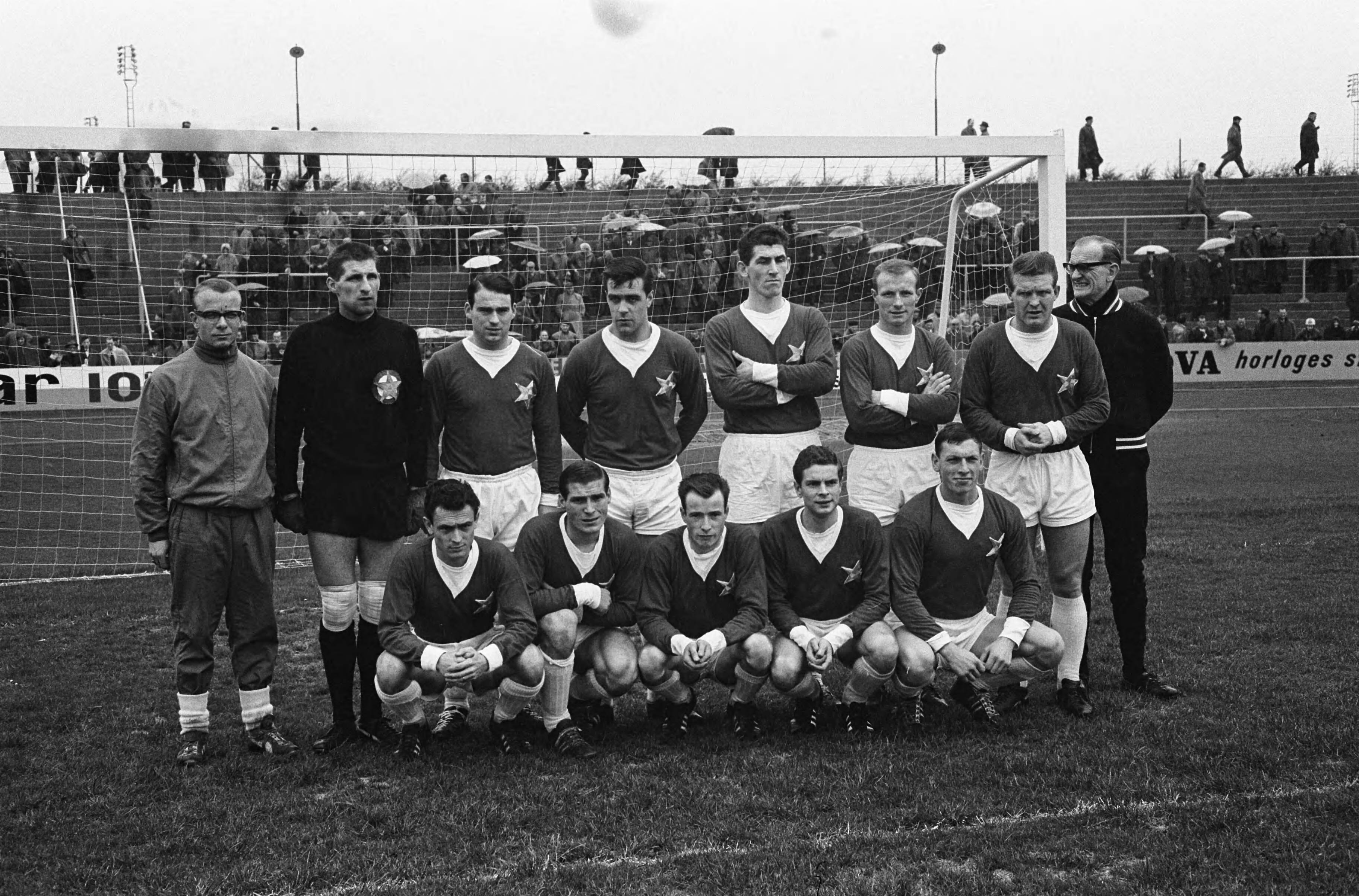 Fotocollectie Anefo — Voetbal. MVV tegen Ajax 2-2. Elftal MVV — Foto: Pot, Harry / Anefo. Licentie: Set B: Rechtenvrij / Publiek Domein. Bron: Nationaal Archief. http://hdl.handle.net/10648/aa4d9b0a-d0b4-102d-bcf8-003048976d84