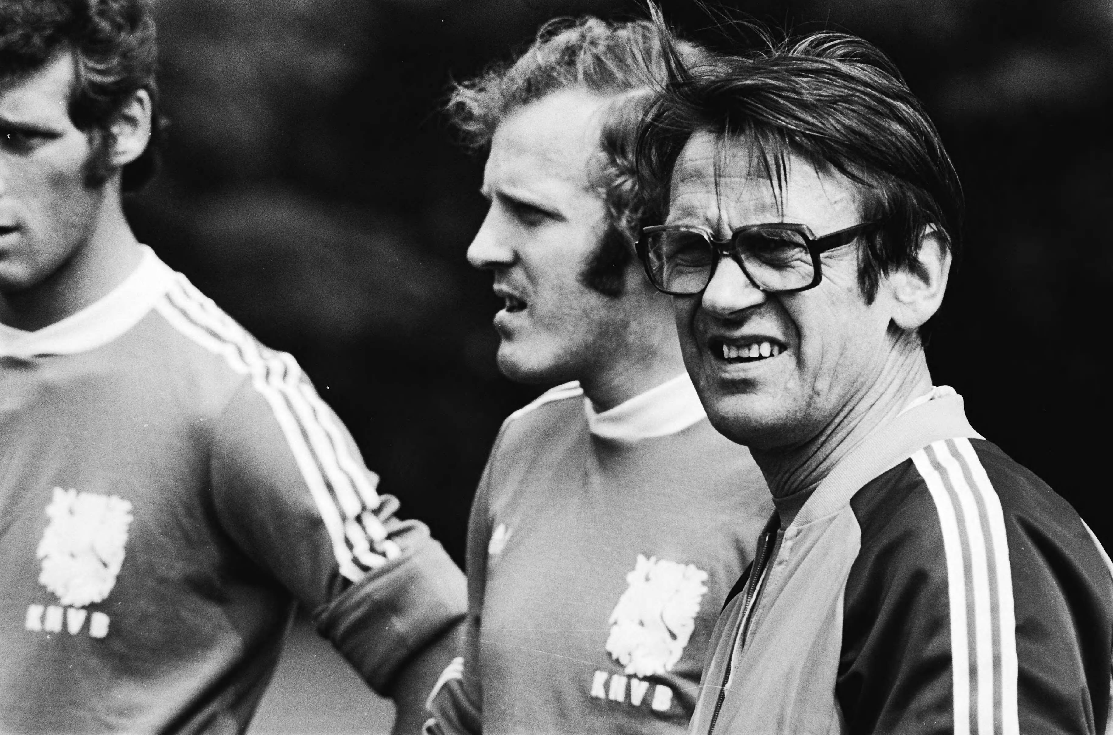 Fotocollectie Anefo — Training Nederlands Elftal in Zeist i.v.m. Europese Kampioenschappen in Italie; trainer Zwartkruis, kop — Foto: Croes, Rob C. / Anefo. Licentie: Set B: Rechtenvrij / Publiek Domein. Bron: Nationaal Archief. http://hdl.handle.net/10648/ace14b64-d0b4-102d-bcf8-003048976d84