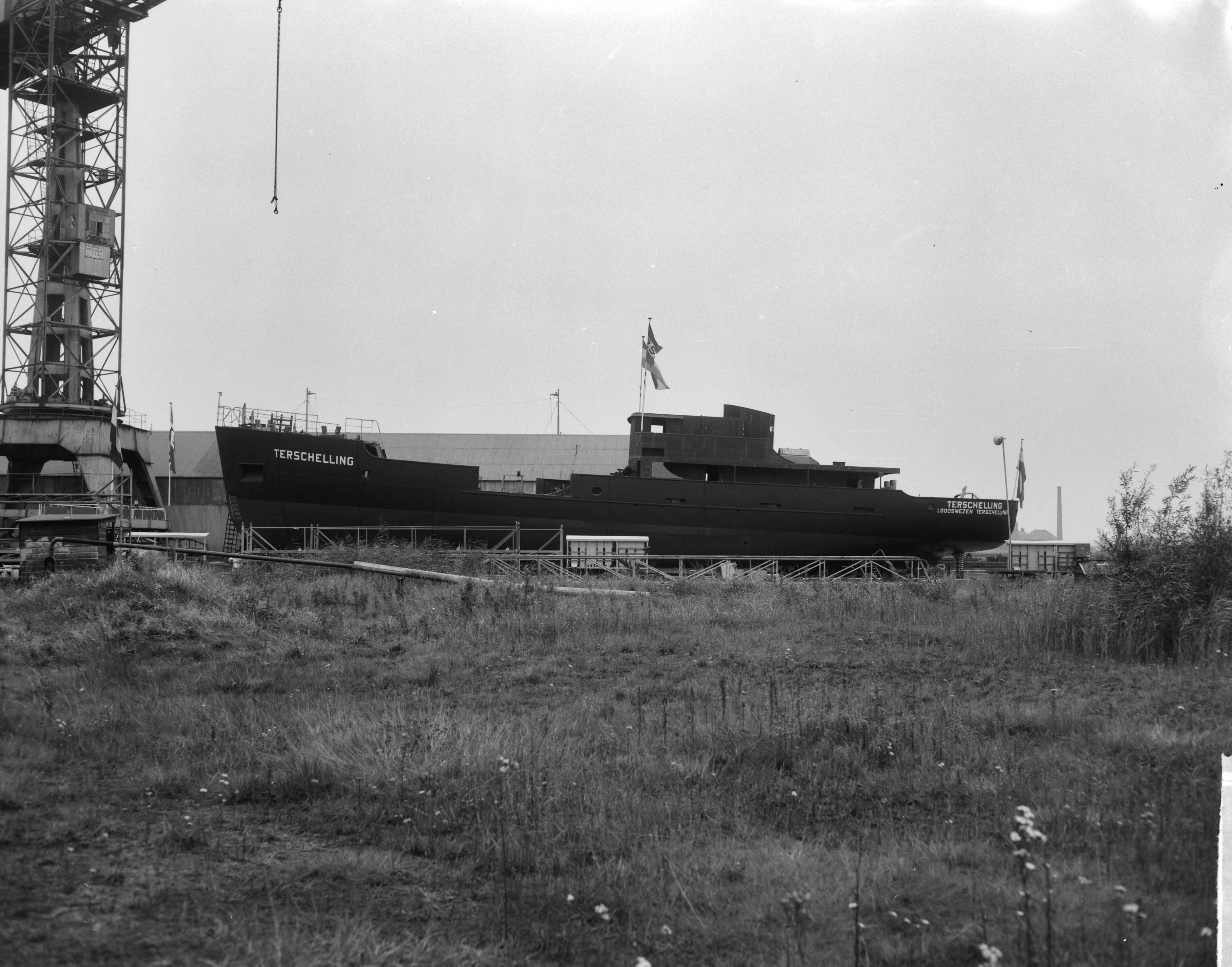 Tewaterlating betonningsvaartuig "Terschelling" — Tewaterlating betonningsvaartuig "Terschelling" op de scheepswerf Achtersluispolder van de Zaanlandse Scheepsbouw Maatschappij (Z.S.M.) — Foto: Bilsen, Joop van / Anefo. Licentie: Set B: Rechtenvrij / Publiek Domein. Bron: Nationaal Archief. http://hdl.handle.net/10648/aa466cf4-d0b4-102d-bcf8-003048976d84