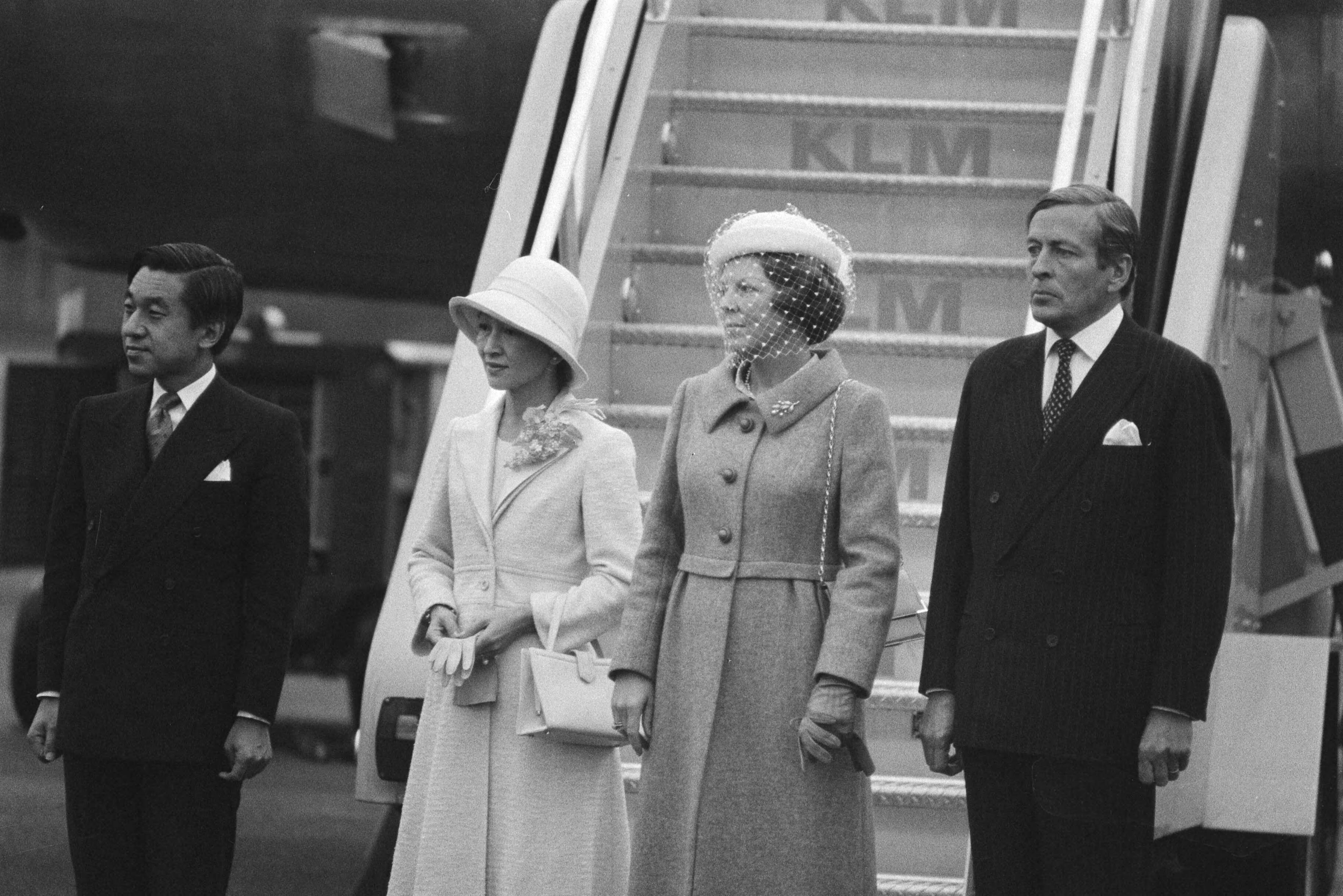 Staatsbezoek van het kroonprinselijk paar van Japan aan Nederland — Aankomst op vliegbasis Soesterberg; kroonprins Akihito en Prinses Beatrix inspecteren de erewacht; v.l.n.r. kroonprins Akihito, prinses Michico, prinses Beatrix en prins Claus — Foto: Suyk, Koen / Anefo. Licentie: Set B: Rechtenvrij / Publiek Domein. Bron: Nationaal Archief. http://hdl.handle.net/10648/acd24510-d0b4-102d-bcf8-003048976d84