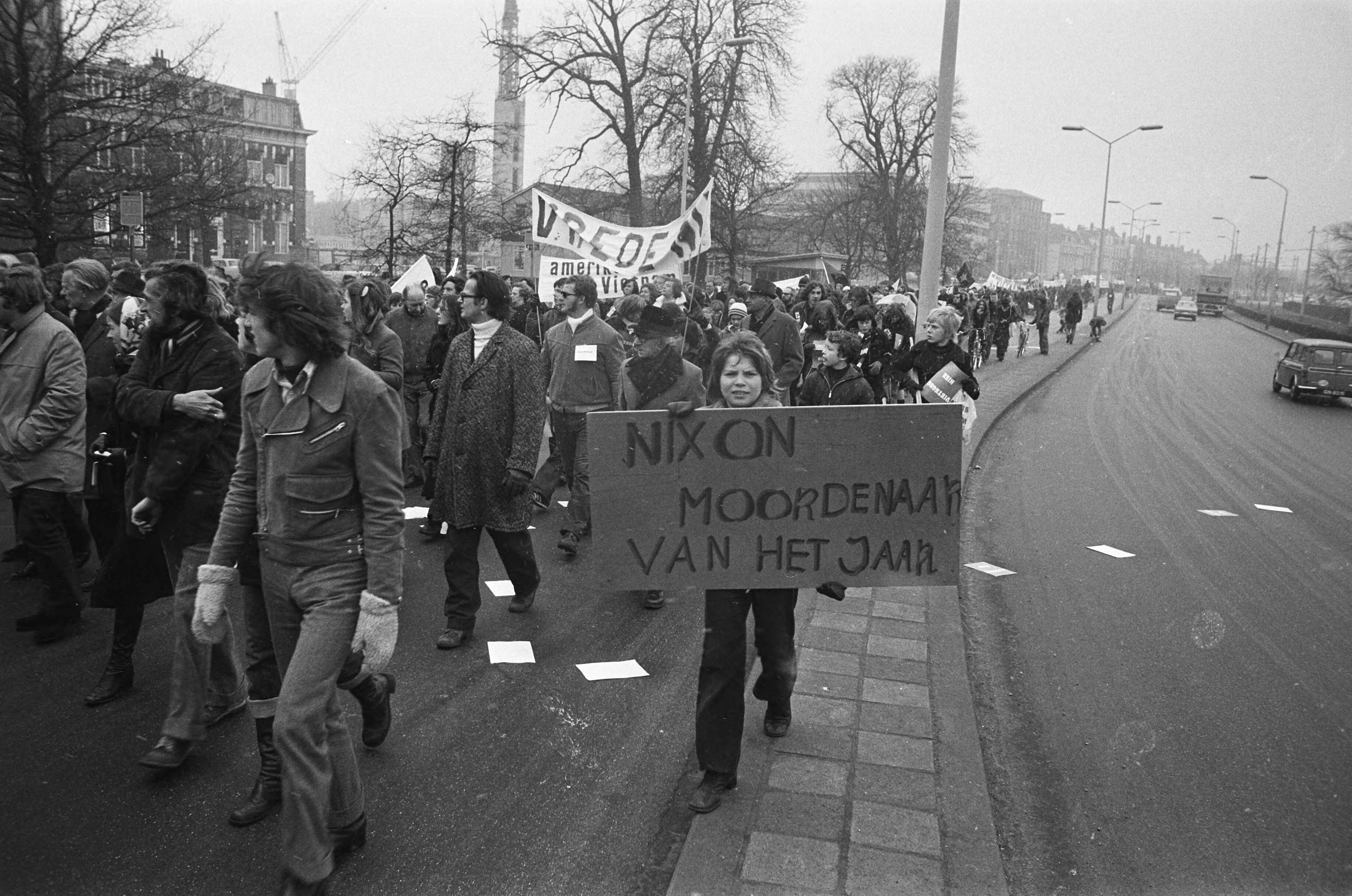 Fotocollectie Anefo — Vietnamdemonstratie in Den Haag — Foto: Verhoeff, Bert / Anefo. Licentie: Set B: Rechtenvrij / Publiek Domein. Bron: Nationaal Archief. http://hdl.handle.net/10648/ac22c2de-d0b4-102d-bcf8-003048976d84