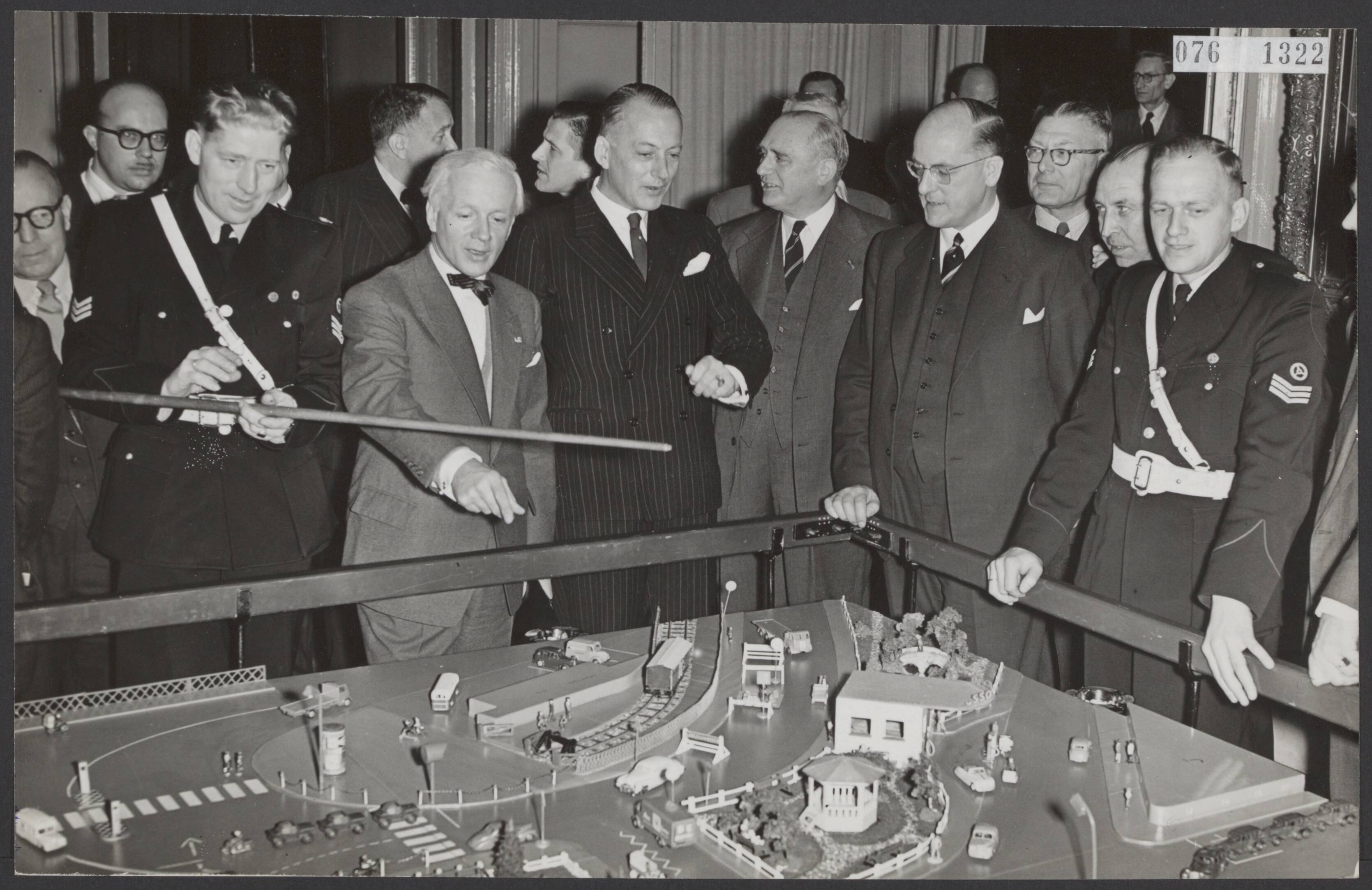 Fotocollectie Elsevier Binnenland — In het Kurhaus te Scheveningen werd de 12e Wegverkeersdag gehouden. In de hal was door de verkeerspolitie een verkeermaquette geplaatst. De burgemeesters van Amsterdam, Den Haag en Utrecht tijdens de verkeersles bij de maquette. Vlnr. burgemeester d'Ailly (Amsterdam), burgemeester C.J.A. de Ranitz (Utrecht) en B. Ph. baron van Harinxma thoe Slooten (secr. KNAC) en burgemeester mr. F.M.A. Schokking (Den Haag) — Foto: Fotograaf Onbekend / Anefo. Licentie: Set B: Rechtenvrij / Publiek Domein. Bron: Nationaal Archief. http://hdl.handle.net/10648/ae1843f2-d0b4-102d-bcf8-003048976d84