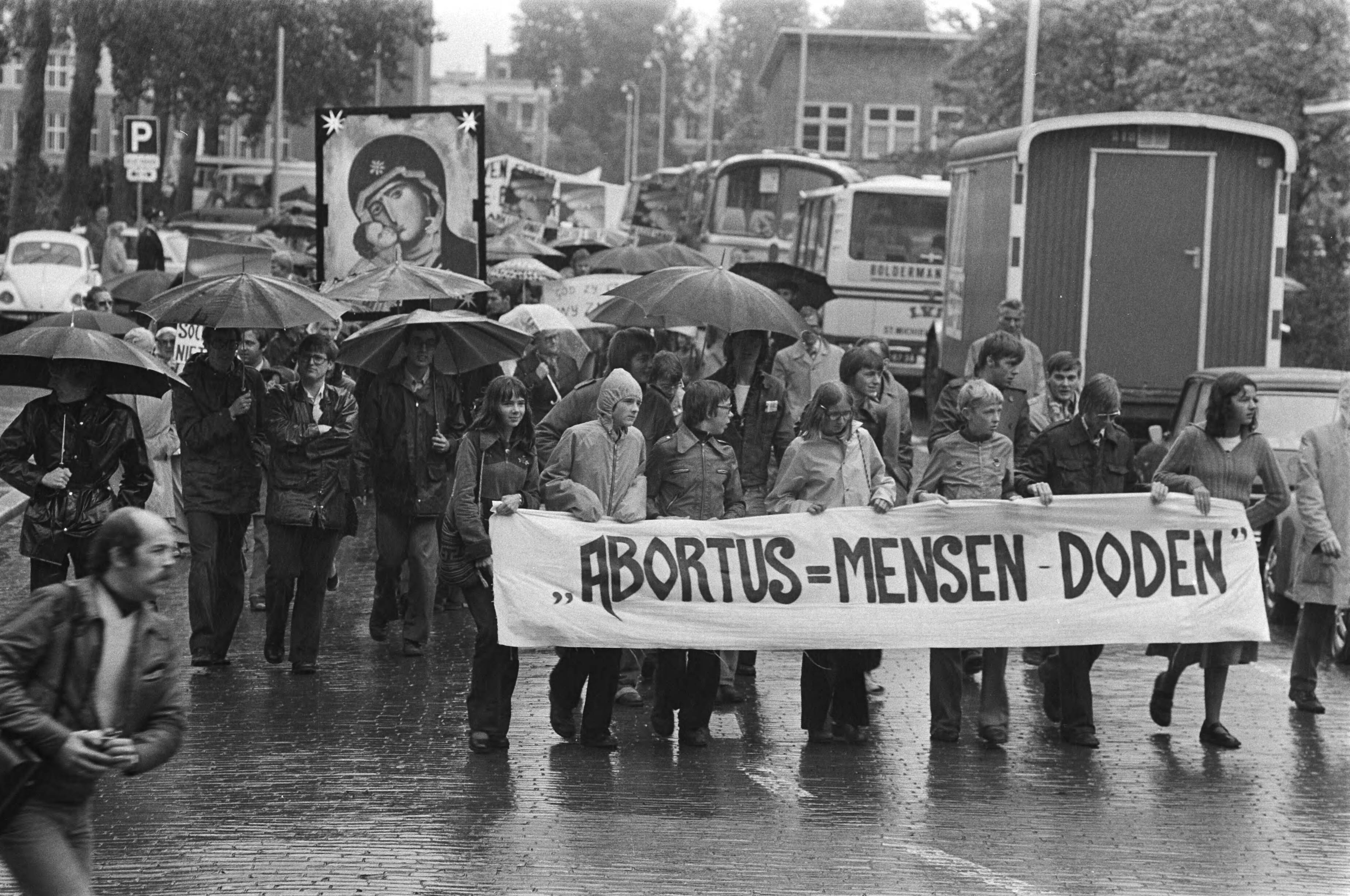 Fotocollectie Anefo — Demonstratie tegen abortus in Den Haag , demonstranten onderweg — Foto: Croes, Rob C. / Anefo. Licentie: Set B: Rechtenvrij / Publiek Domein. Bron: Nationaal Archief. http://hdl.handle.net/10648/ac8b746e-d0b4-102d-bcf8-003048976d84