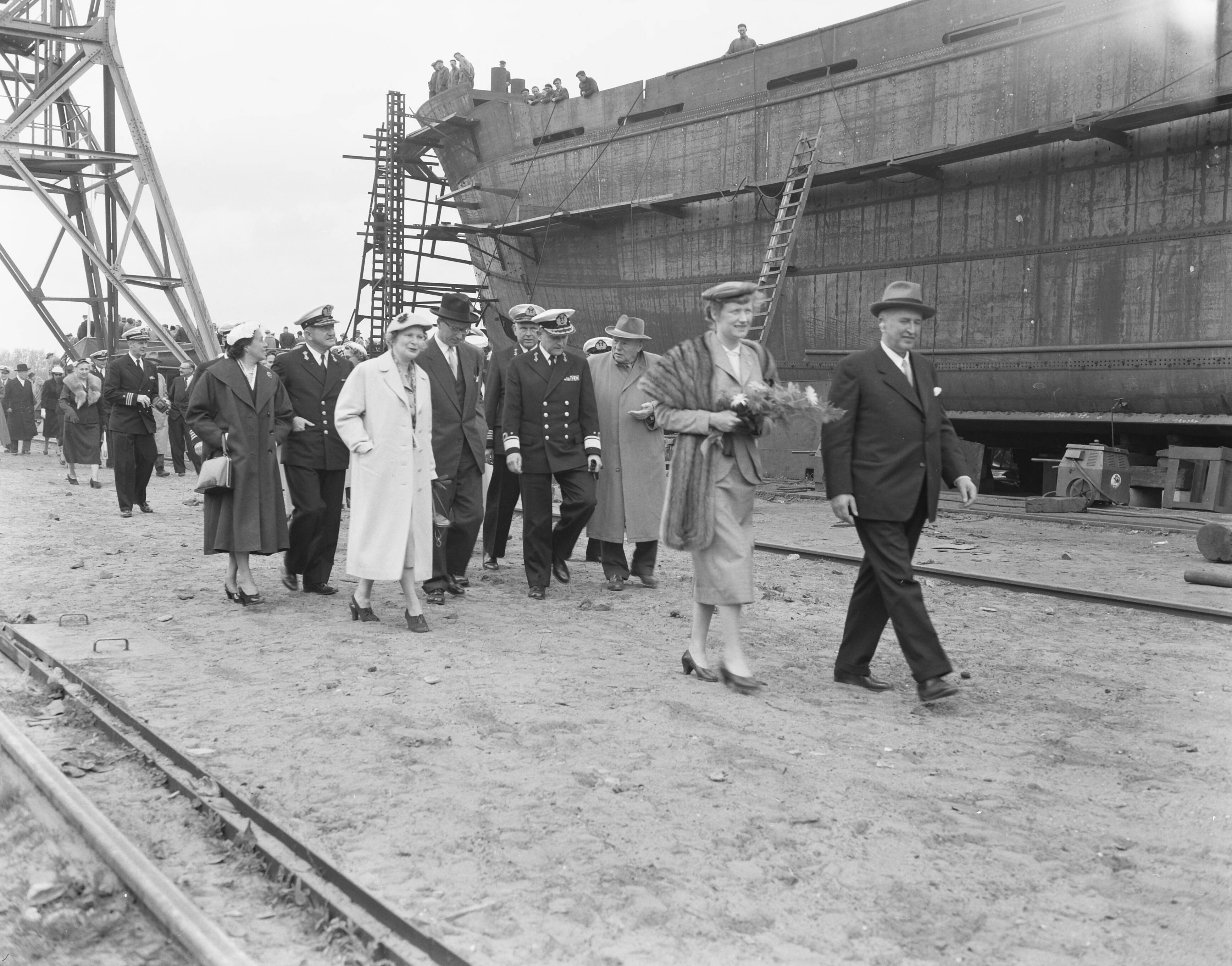 Fotocollectie Anefo — Tewaterlating van de mijnenveger Hr. Ms. "Lisse" bij scheepswerf E.J. Smit & Zn. te Westerbroek. De doopplechtigheid werd verricht door de echtgenote van de burgemeester van Lisse, mevr. W.H.M. de Graaf-Theuling — Foto: Rossem, Wim van / Anefo. Licentie: Set B: Rechtenvrij / Publiek Domein. Bron: Nationaal Archief. http://hdl.handle.net/10648/a94833e6-d0b4-102d-bcf8-003048976d84