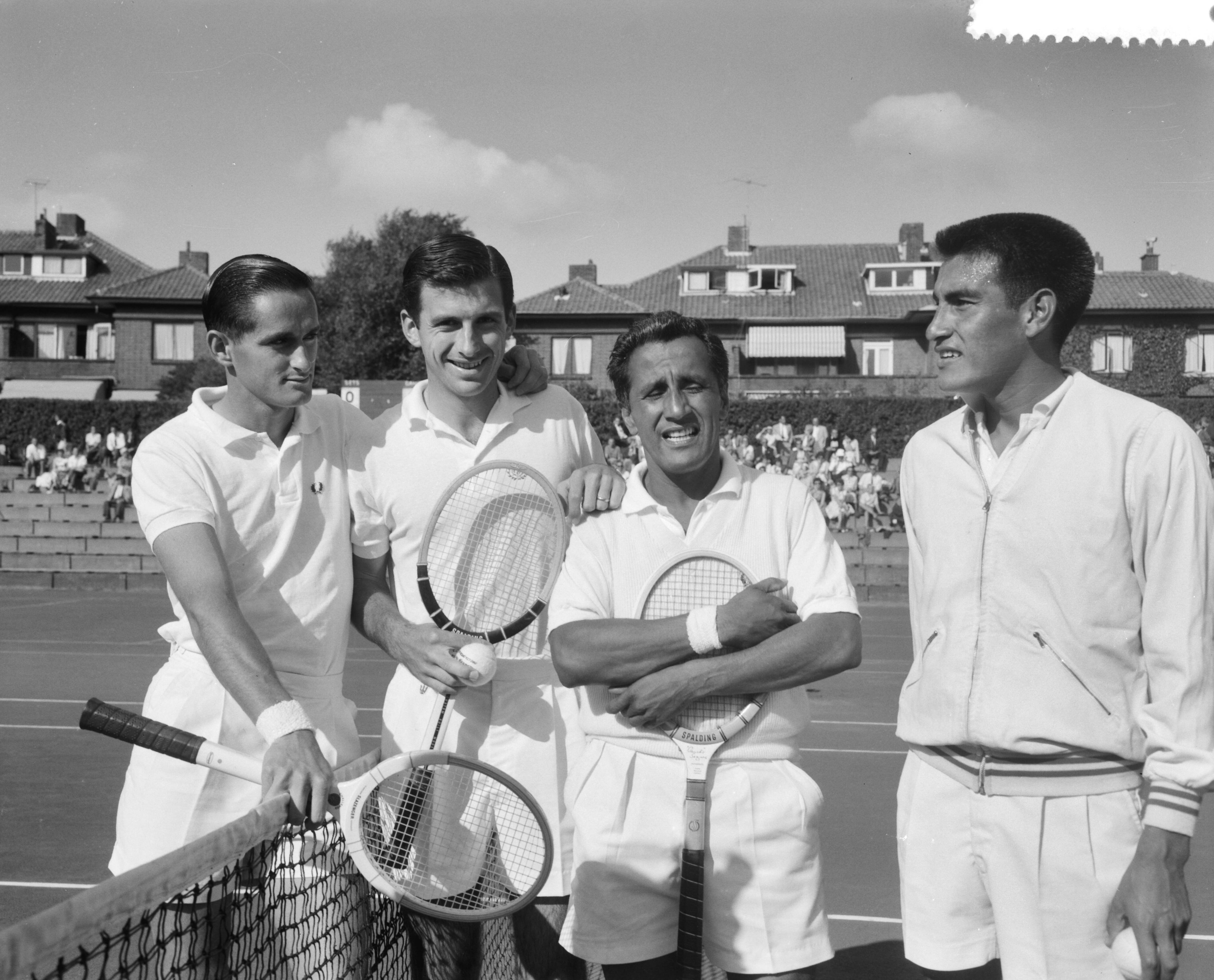 Fotocollectie Anefo — Prof-tennissers van de groep Jack Kramer tijdens de jaarlijkse demonstratiewedstrijden op de METS-banen te Scheveningen. Vlnr. Mal Anderson (Australië), Ashley Cooper (Australië), Pancho Segura (Ecuador) en Alex Olmedo (Peru) — Foto: Bilsen, Joop van / Anefo. Licentie: Set B: Rechtenvrij / Publiek Domein. Bron: Nationaal Archief. http://hdl.handle.net/10648/a9b503d6-d0b4-102d-bcf8-003048976d84