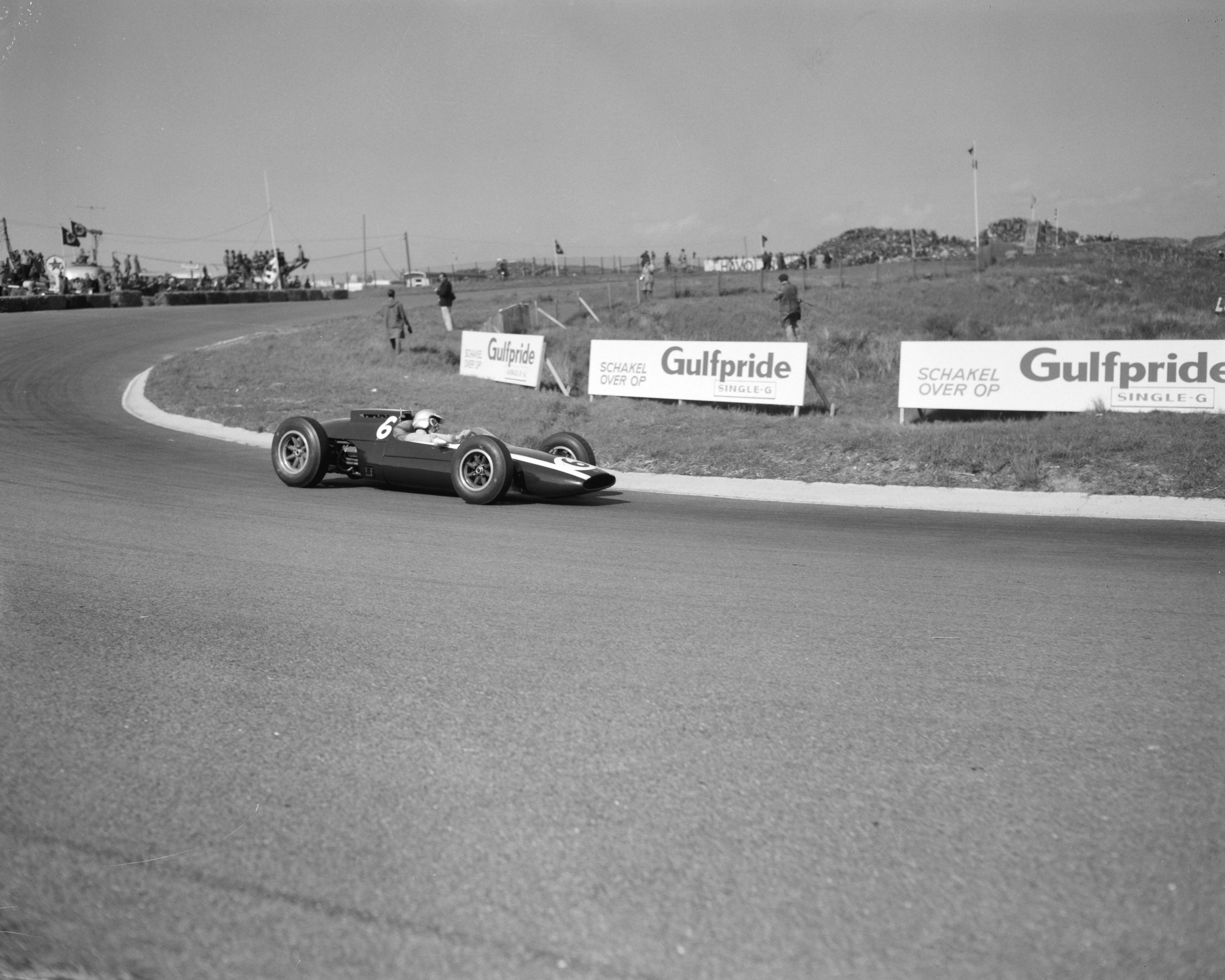 Grand Prix Zandvoort 1962 — Grand Prix van Zandvoort. Bruce McLaren (6, Cooper-Climax) — Foto: Bilsen, Joop van / Anefo. Licentie: Set B: Rechtenvrij / Publiek Domein. Bron: Nationaal Archief. http://hdl.handle.net/10648/aa092a74-d0b4-102d-bcf8-003048976d84