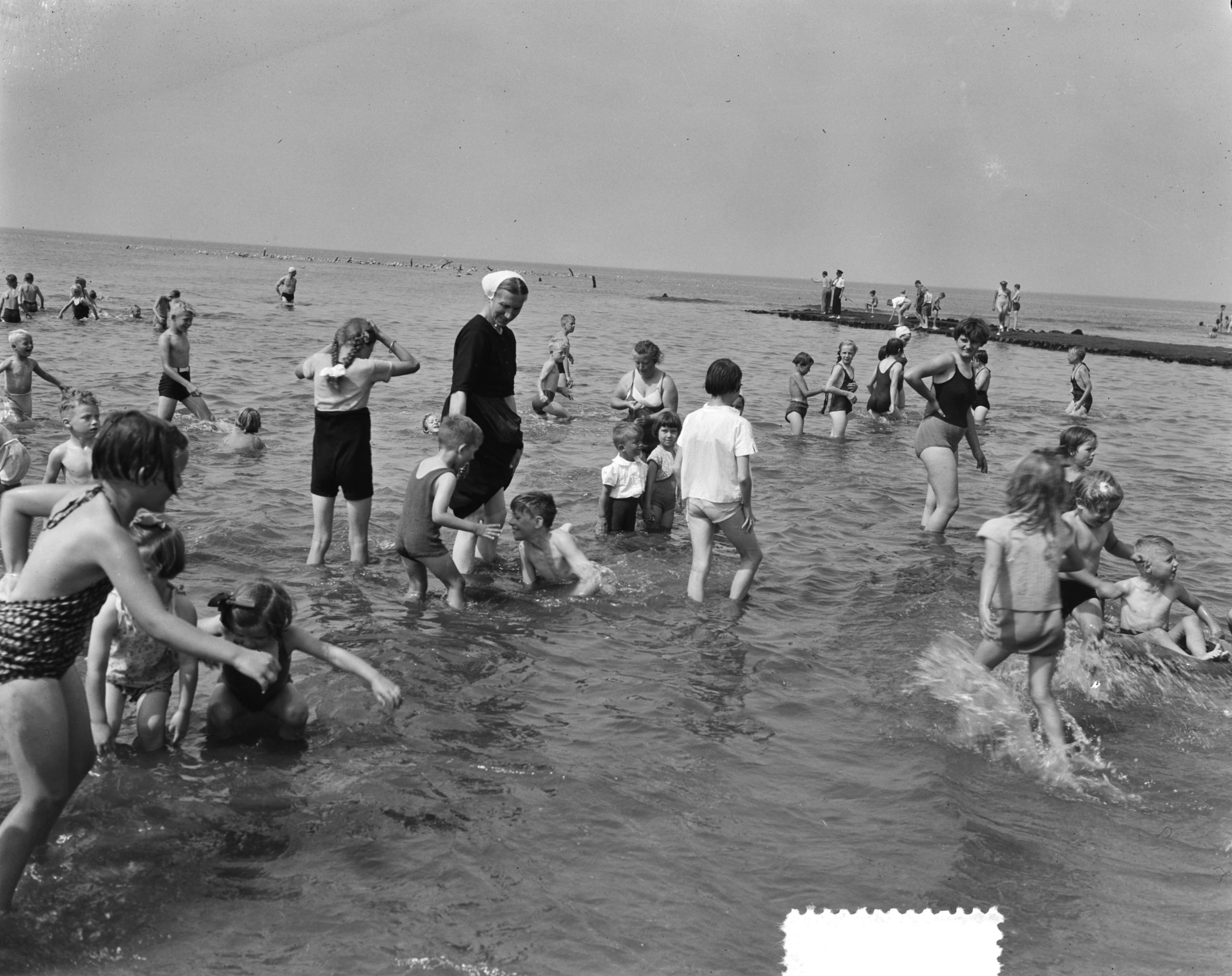 Fotocollectie Anefo — Hete dag aan het strand van Scheveningen. Drukte in het water — Foto: Duinen, G.W. van / Anefo. Licentie: Set B: Rechtenvrij / Publiek Domein. Bron: Nationaal Archief. http://hdl.handle.net/10648/a910e922-d0b4-102d-bcf8-003048976d84