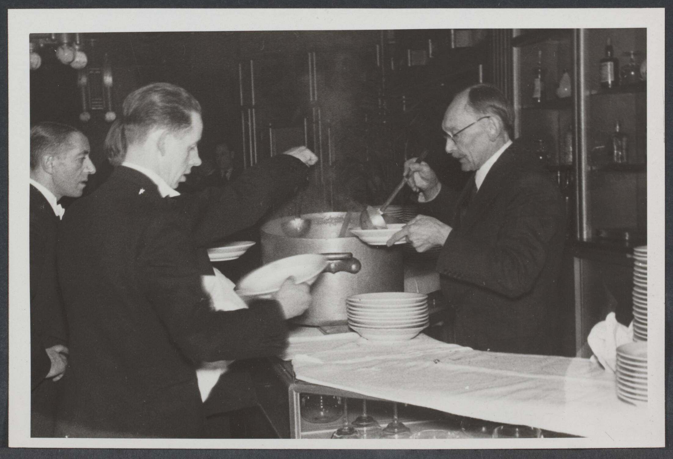 Gewonden Nederland — St. Nicolaasfeest voor oorlogsgewonden in Den Haag. De soep wordt opgeschept — Foto: Valks, H.J.M. / Spaarnestad. Licentie: Set B: Rechtenvrij / Publiek Domein. Bron: Nationaal Archief. http://hdl.handle.net/10648/ba8cc1ed-12a5-0e2b-7bac-c445f5106b30