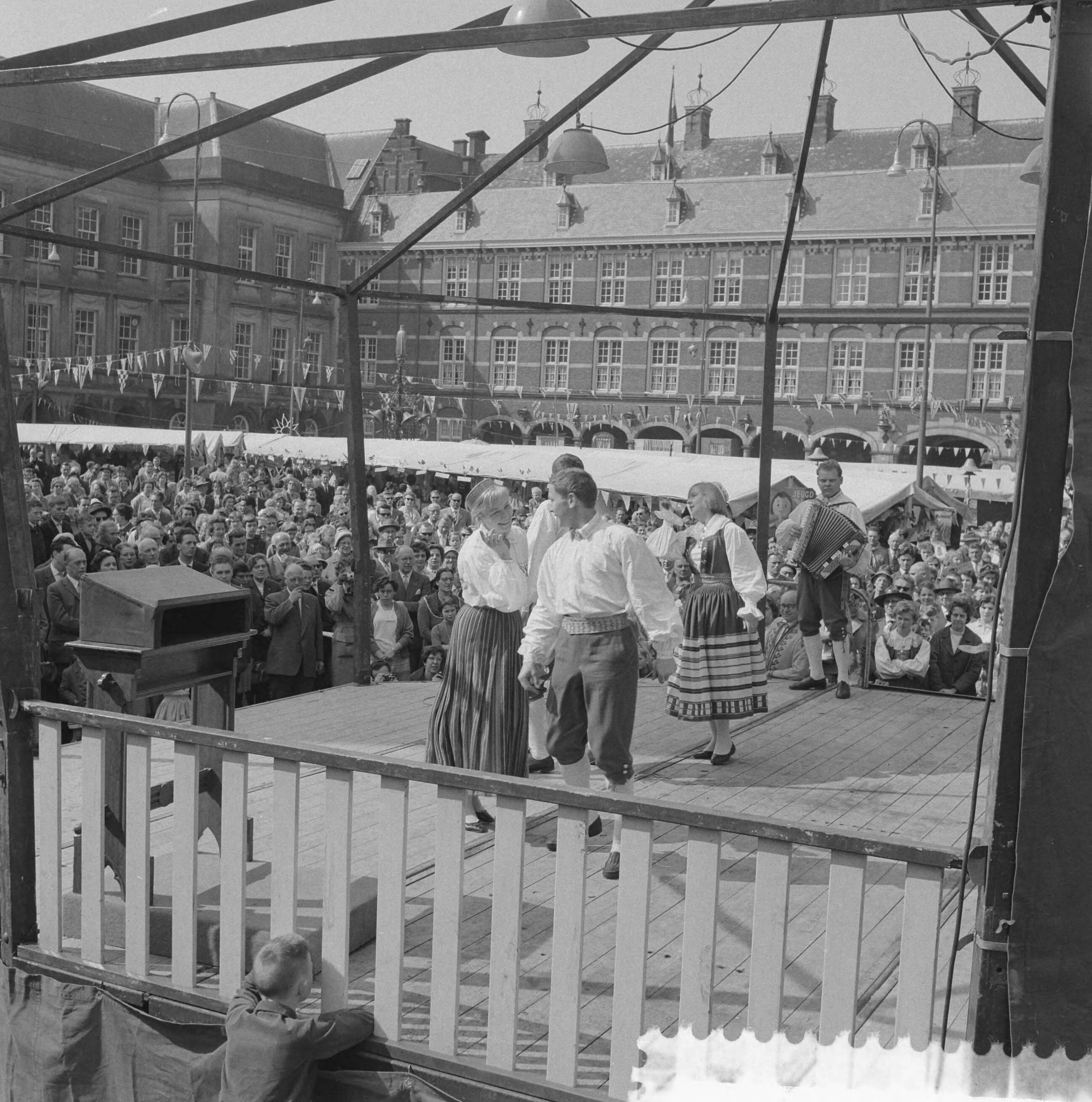 Fotocollectie Anefo — Ontsteken van het bevrijdingsvuur door minister Klompé op het Binnenhof te Den Haag, Letlandse dansers demonstreren hun dansen — Foto: Behrens, Herbert F. / Anefo. Licentie: Set B: Rechtenvrij / Publiek Domein. Bron: Nationaal Archief. http://hdl.handle.net/10648/a9adfc58-d0b4-102d-bcf8-003048976d84