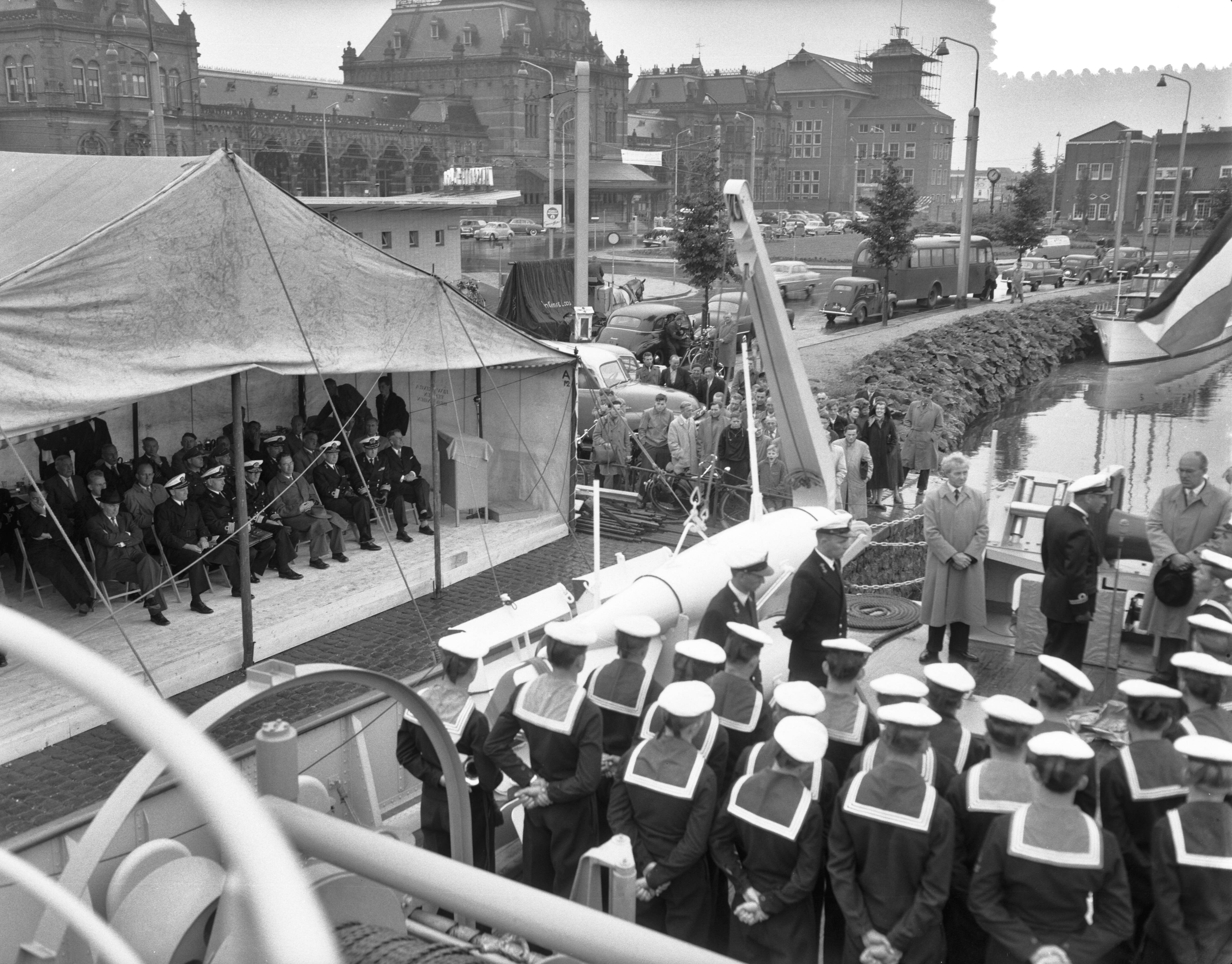 Overdracht en indienststelling van de kustmijnenveger Hr. Ms. "Lochem" in het Verbindingskanaal te Groningen — Foto: Behrens, Herbert F. / Anefo. — Licentie: Set B: Rechtenvrij / Publiek Domein. Bron: Nationaal Archief. http://hdl.handle.net/10648/a94bb61a-d0b4-102d-bcf8-003048976d84