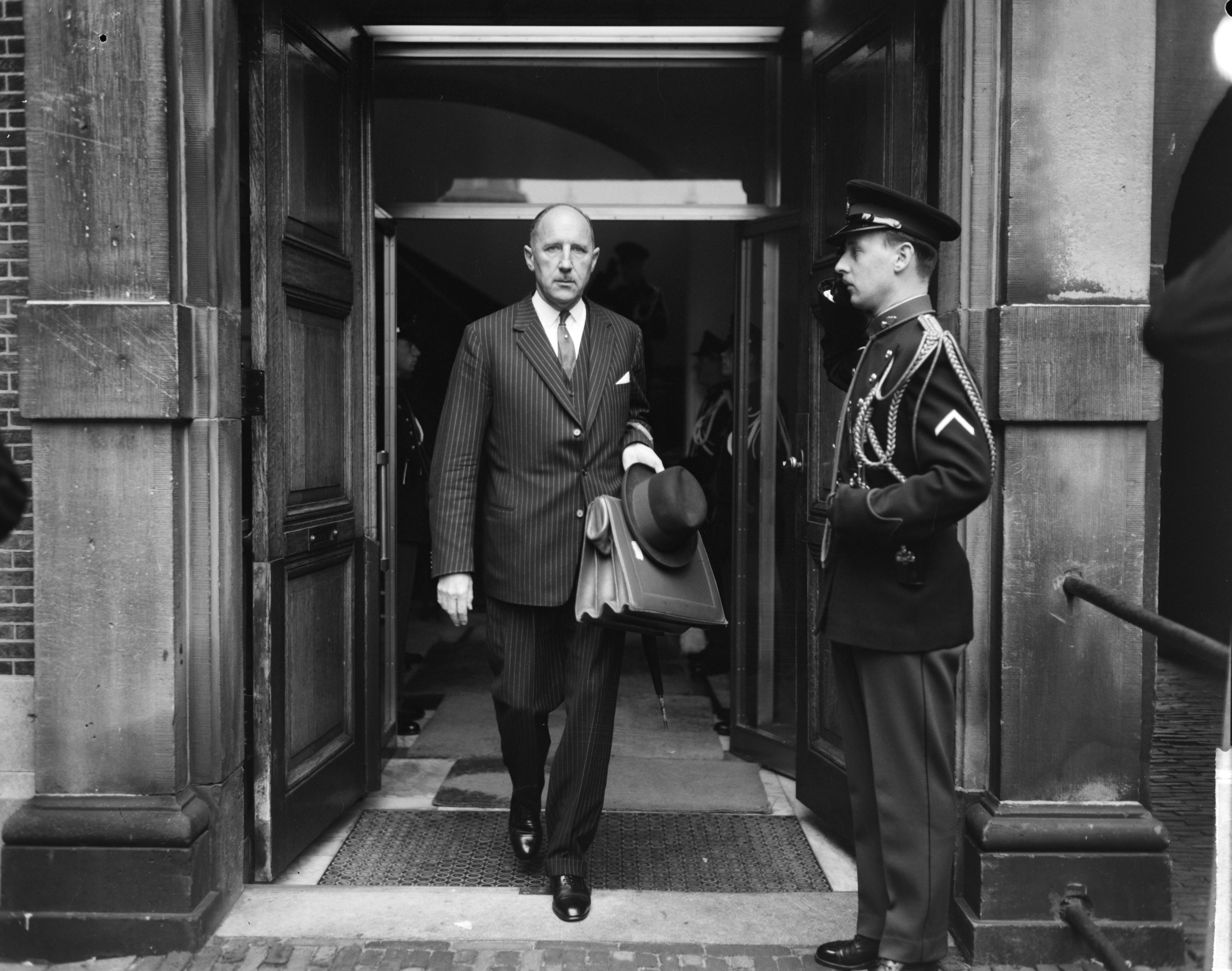 Fotocollectie Anefo — Ministersconferentie van de West Europese Unie in Den Haag aankomst ministers. Joseph Luns (Nederland) — Foto: Bilsen, Joop van / Anefo. Licentie: Set B: Rechtenvrij / Publiek Domein. Bron: Nationaal Archief. http://hdl.handle.net/10648/aa4b3680-d0b4-102d-bcf8-003048976d84