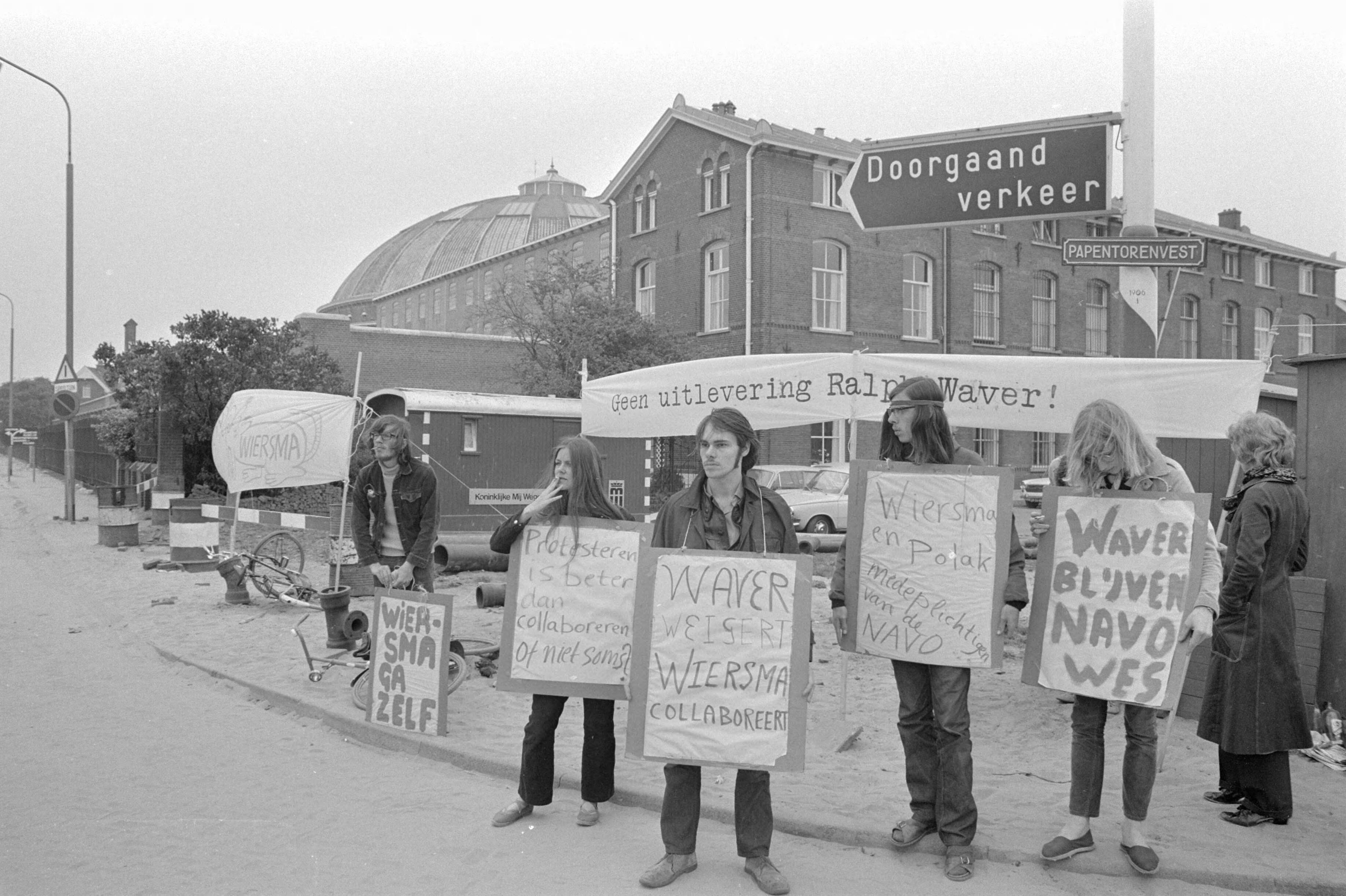 Demonstratie van ongeveer 10 jongeren, georganiseerd door ASVA, voor Huis van Bewaring waar R. Waver gevangen zijn Haarlem — Betogers met borden en spandoek — Foto: Fotograaf Onbekend / Anefo. Licentie: Set B: Rechtenvrij / Publiek Domein. Bron: Nationaal Archief. http://hdl.handle.net/10648/abc2a156-d0b4-102d-bcf8-003048976d84