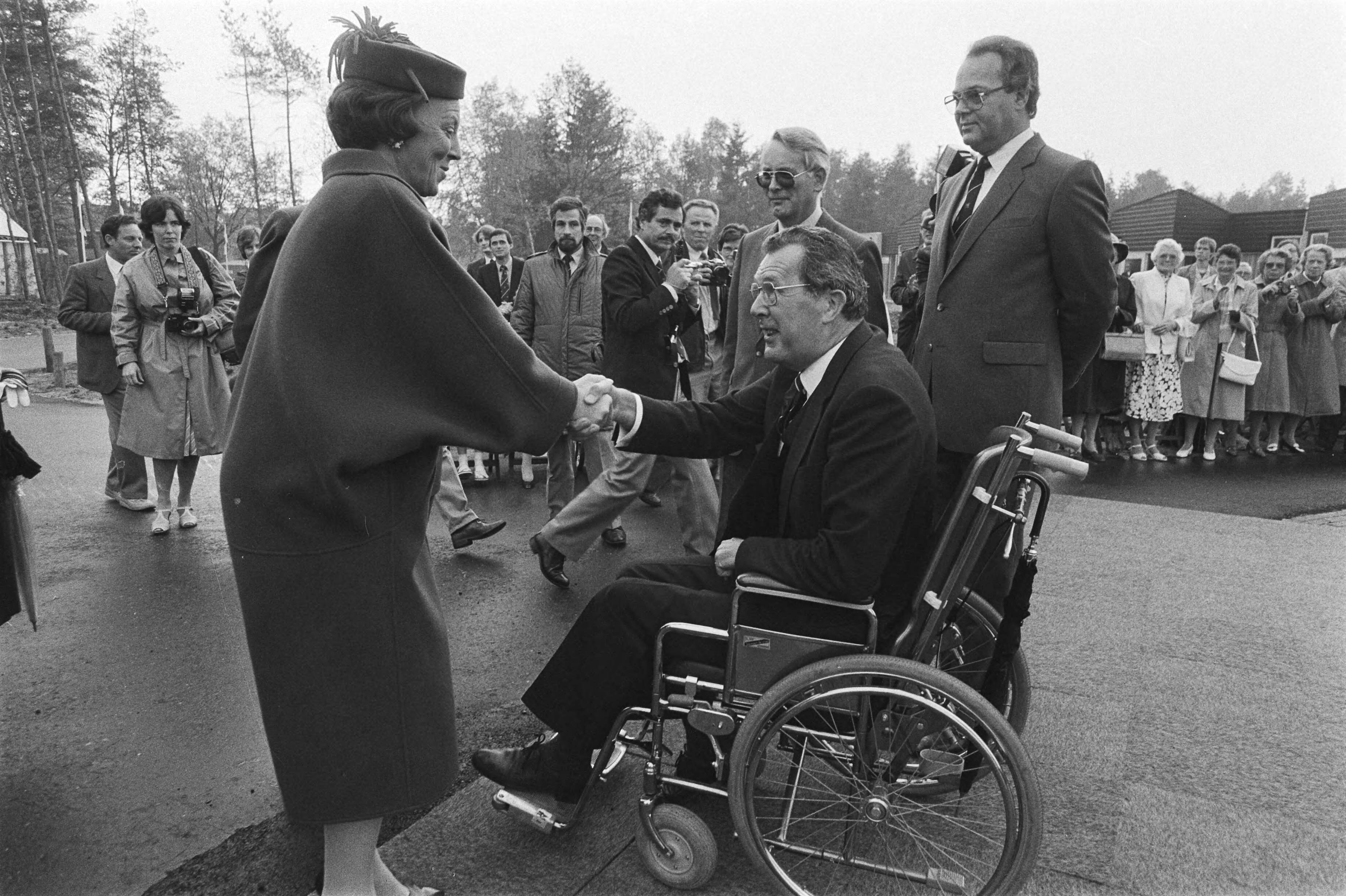 Fotocollectie Anefo — Koningin Beatrix opent revalidatiecentrum BNMO in Doorn — Foto: Antonisse, Marcel / Anefo. Licentie: Set B: Rechtenvrij / Publiek Domein. Bron: Nationaal Archief. http://hdl.handle.net/10648/ad38cc04-d0b4-102d-bcf8-003048976d84