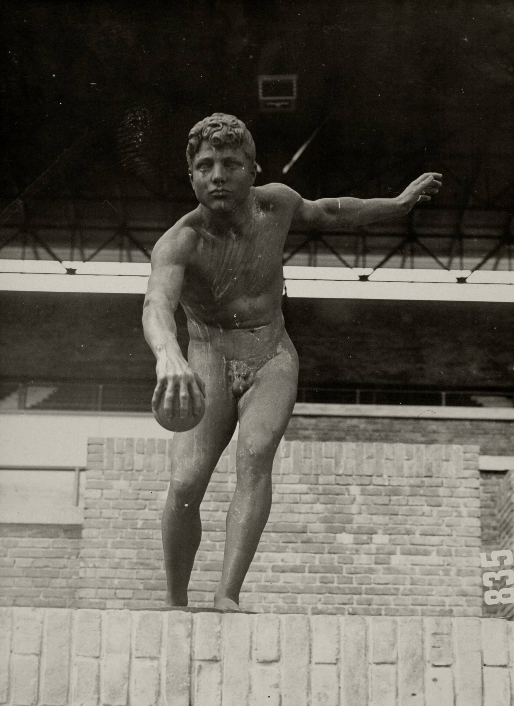 Sport — Sport. Olympische Spelen 1928 Amsterdam, Nederland. Beeld van een kogelstoter in het Olympisch Stadion. — Foto: Fotograaf Onbekend / Algemeen Fotobureau Amsterdam / Spaarnestad Photo (05887). Licentie: Set B: Rechtenvrij / Publiek Domein. Bron: Nationaal Archief. http://hdl.handle.net/10648/35429da6-d6a0-a382-e063-6df0900a6686