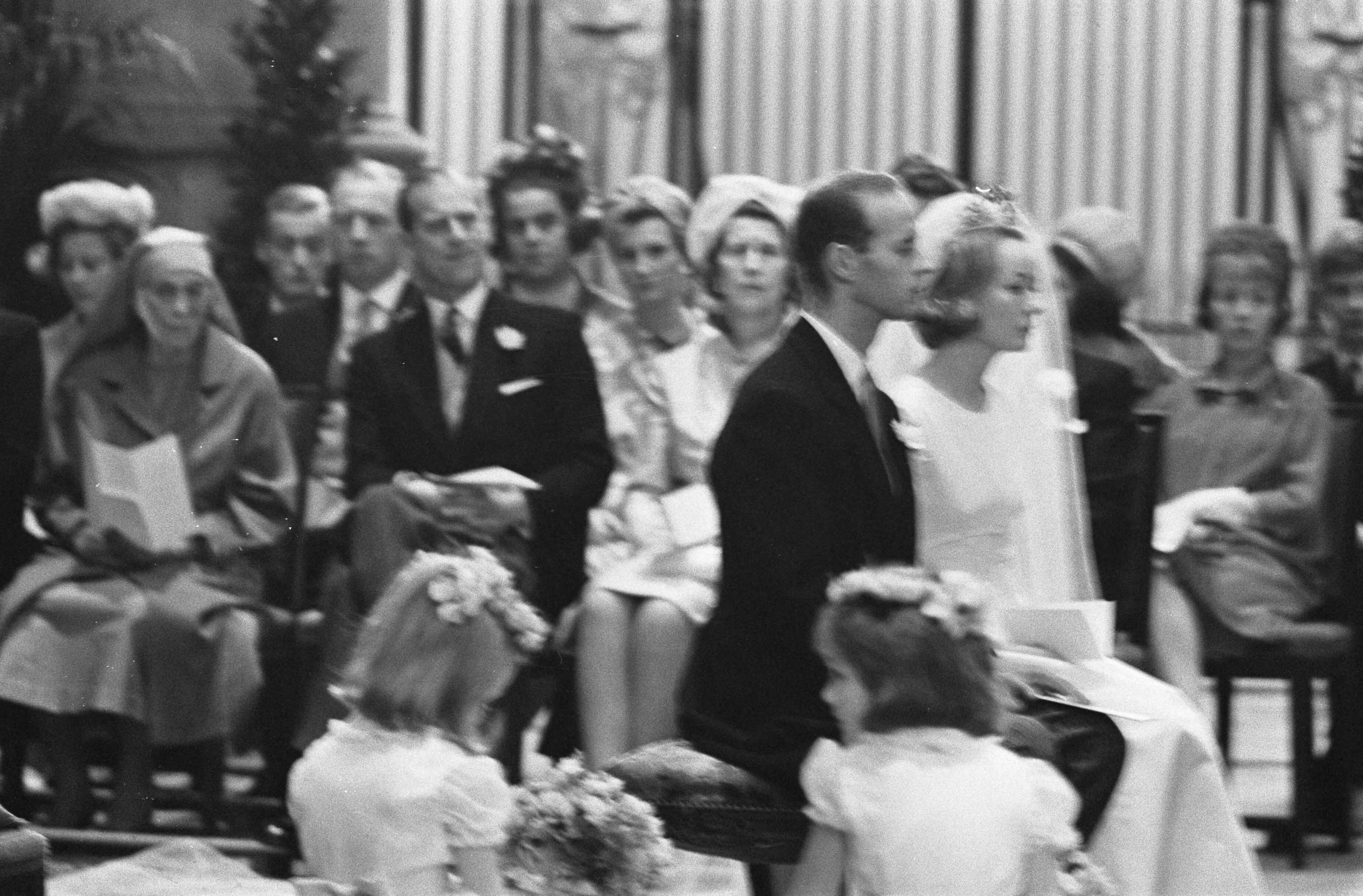 Huwelijk prins Karl von Hessen en gravin Yvonne Szapary in Den Haag — Het bruidspaar in de kerk — Foto: Fotograaf Onbekend / Anefo. Licentie: Set B: Rechtenvrij / Publiek Domein. Bron: Nationaal Archief. http://hdl.handle.net/10648/aae5f6fc-d0b4-102d-bcf8-003048976d84