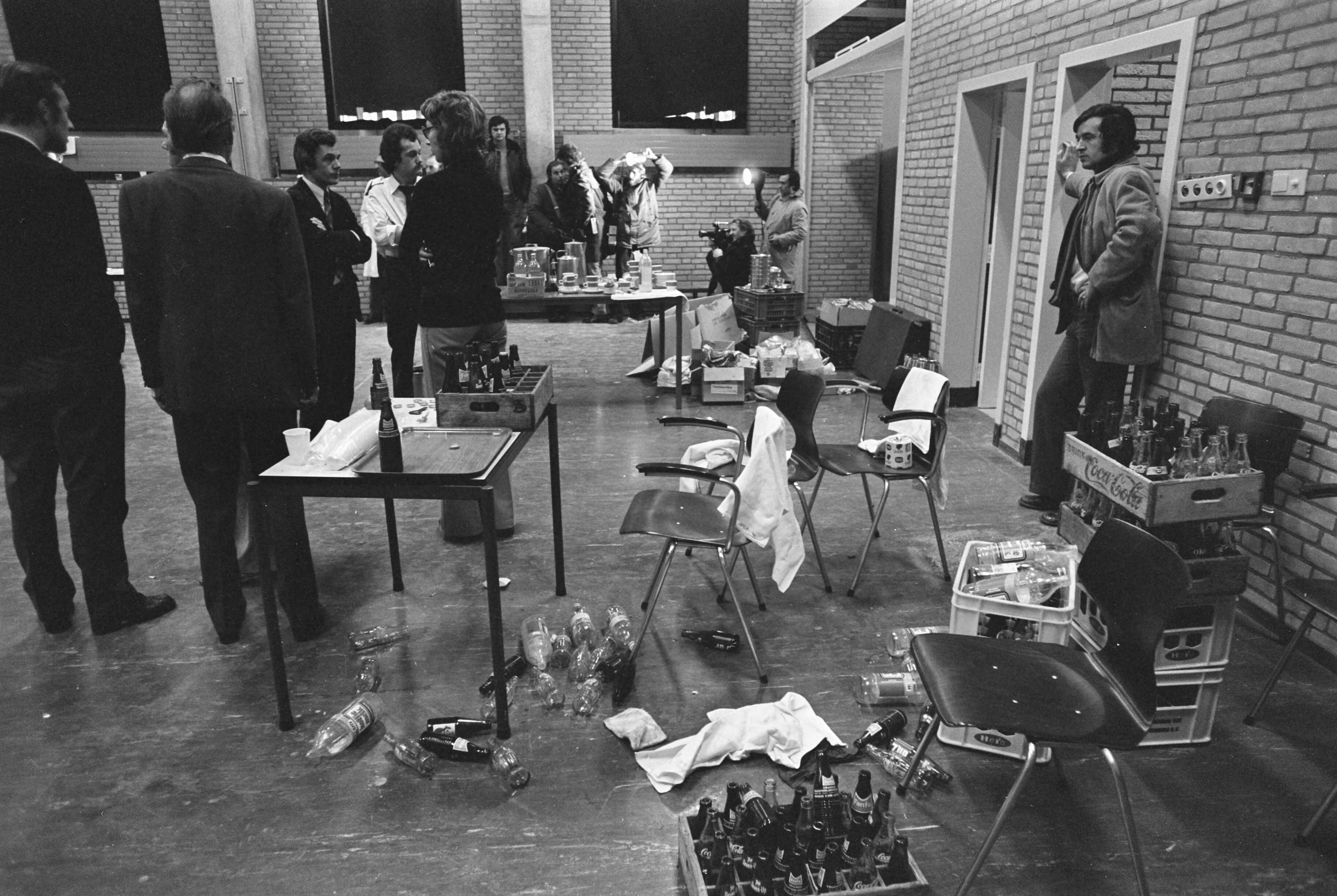 Fotocollectie Anefo — Gijzeling in Scheveningen afgelopen; het kerkzaaltje waar gijzeling zich afspeelde — Foto: Mieremet, Rob / Anefo. Licentie: Set B: Rechtenvrij / Publiek Domein. Bron: Nationaal Archief. http://hdl.handle.net/10648/ac594200-d0b4-102d-bcf8-003048976d84